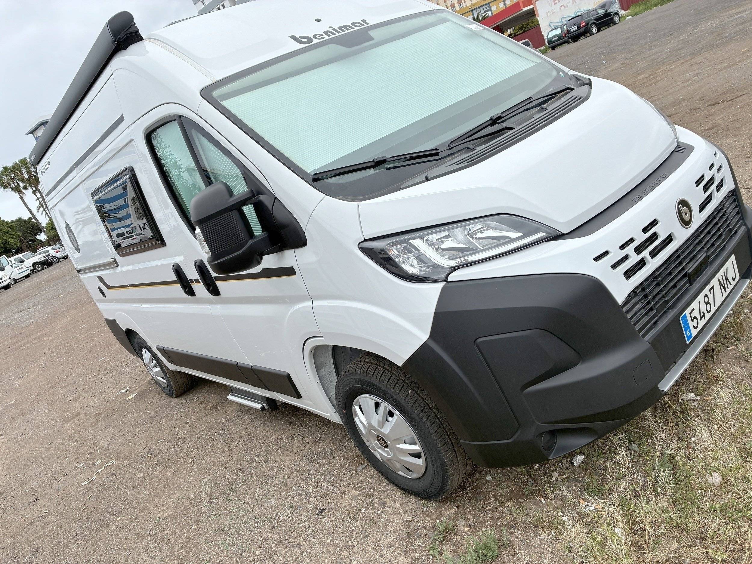 Vue avant de 3/4 Fiat BENIMAR - Yescapa