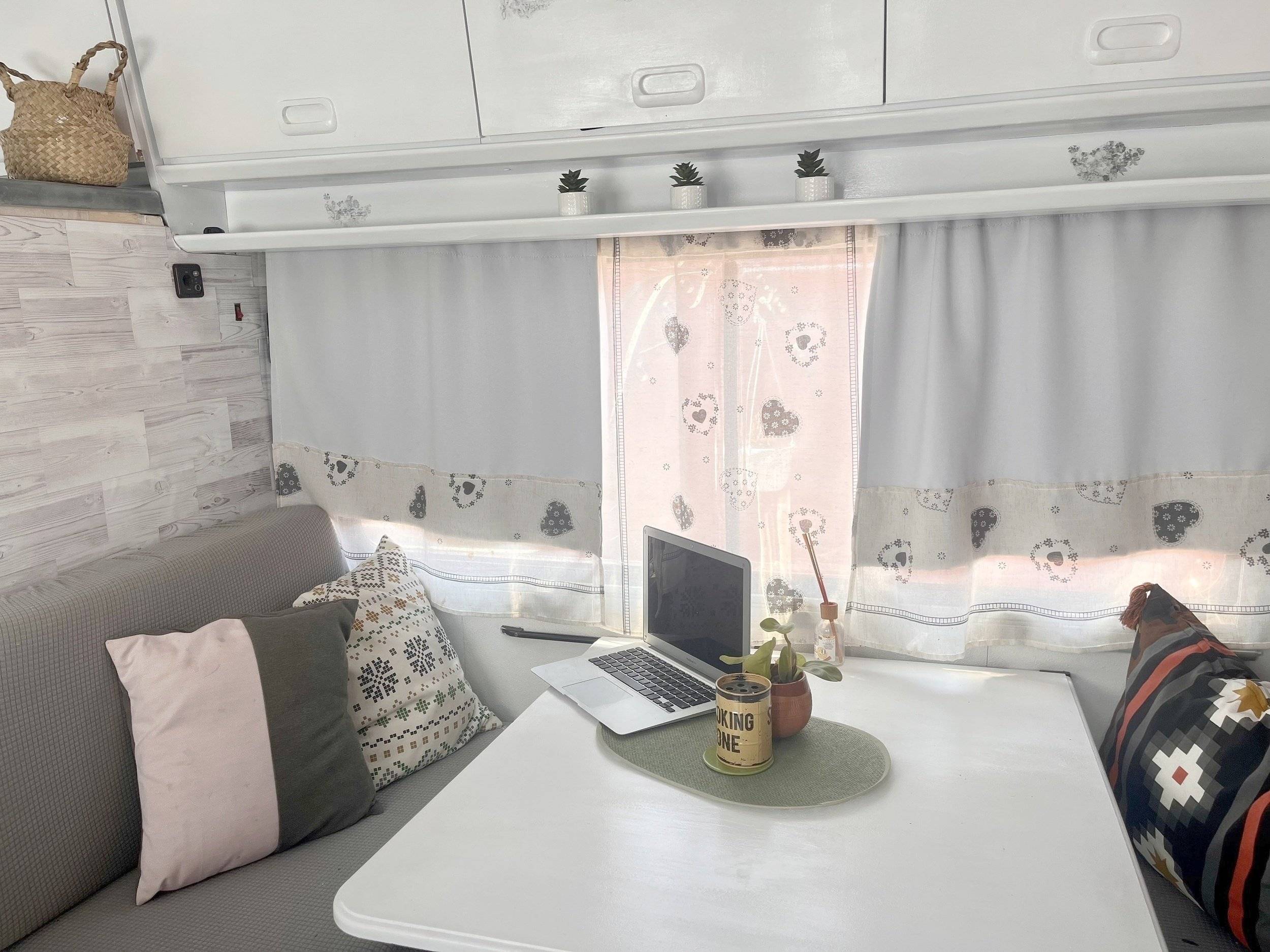 Dining Area Iveco Daily - Yescapa