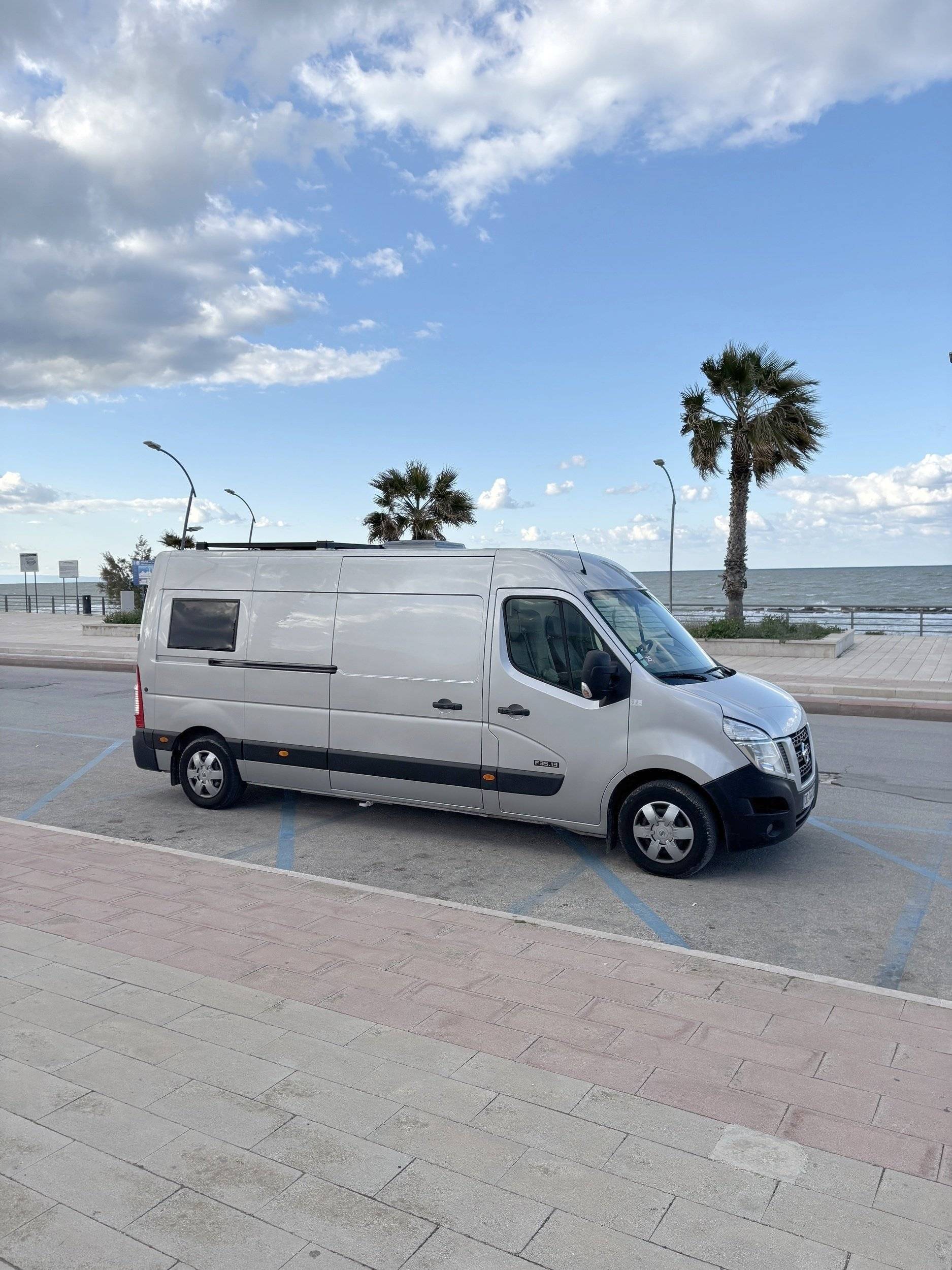 Voorkant 3/4 Nissan nv400 - Yescapa