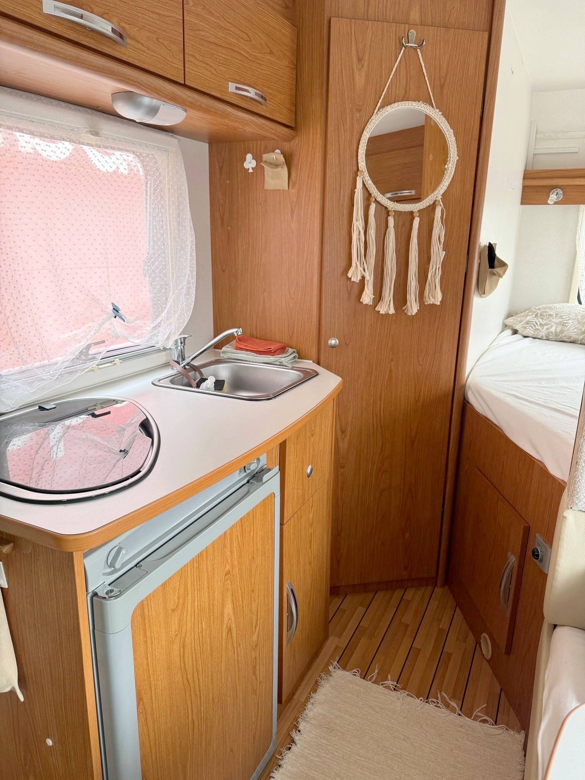 Dining Area Ford FORD TRANSIT - Yescapa