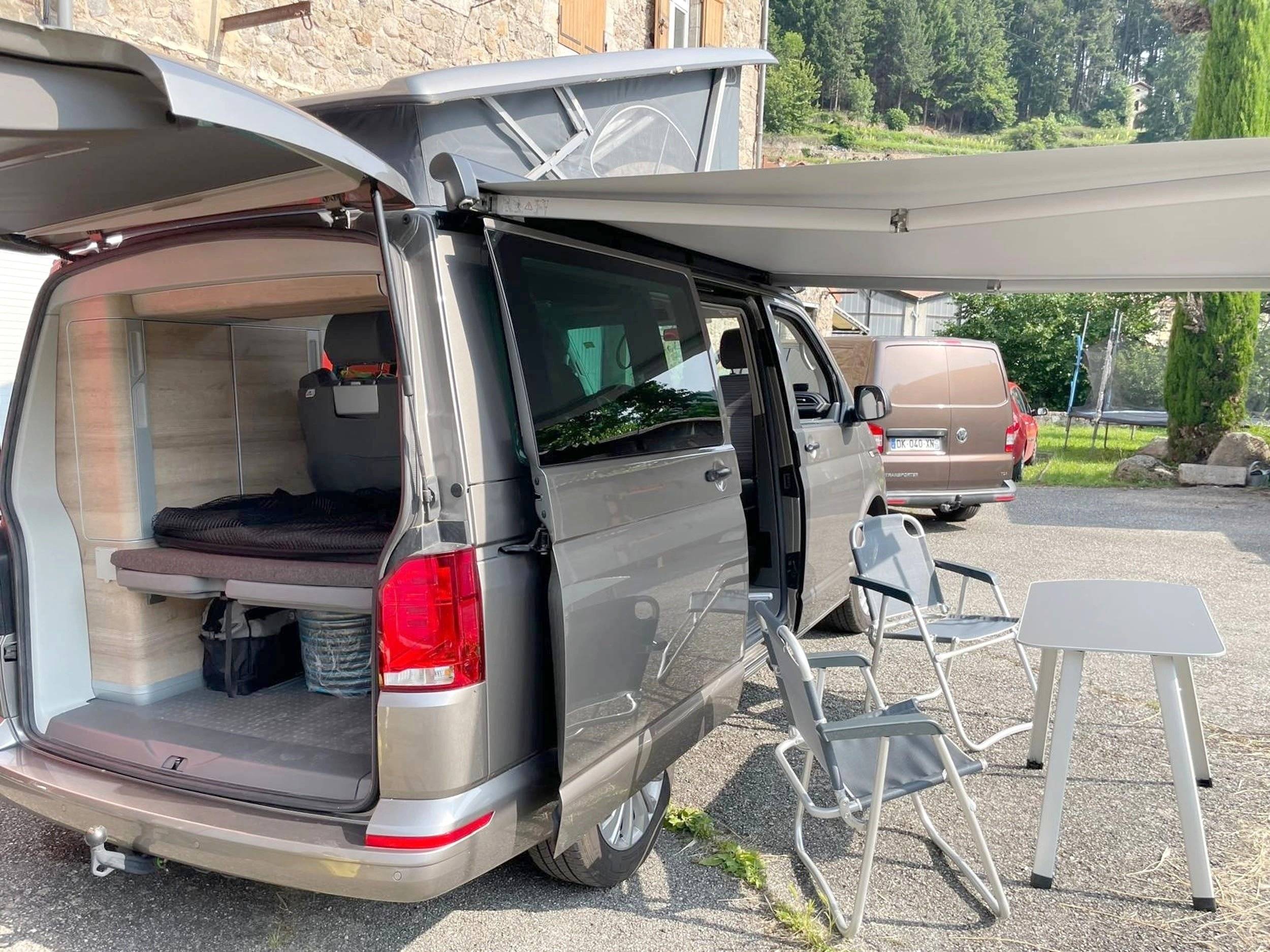 Ansicht von hinten Volkswagen T6.1 California Coast - Yescapa