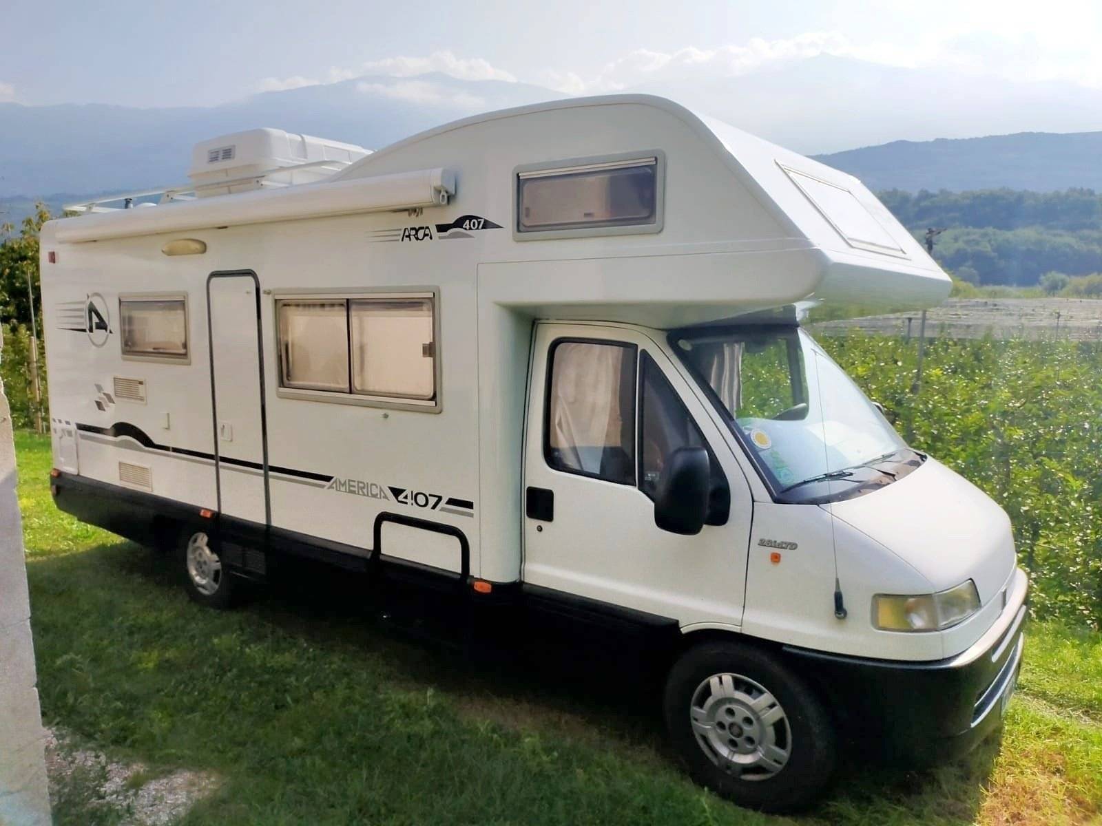 Vista de 3/4 Fiat Ducato 2.8 i.d.TD - Yescapa