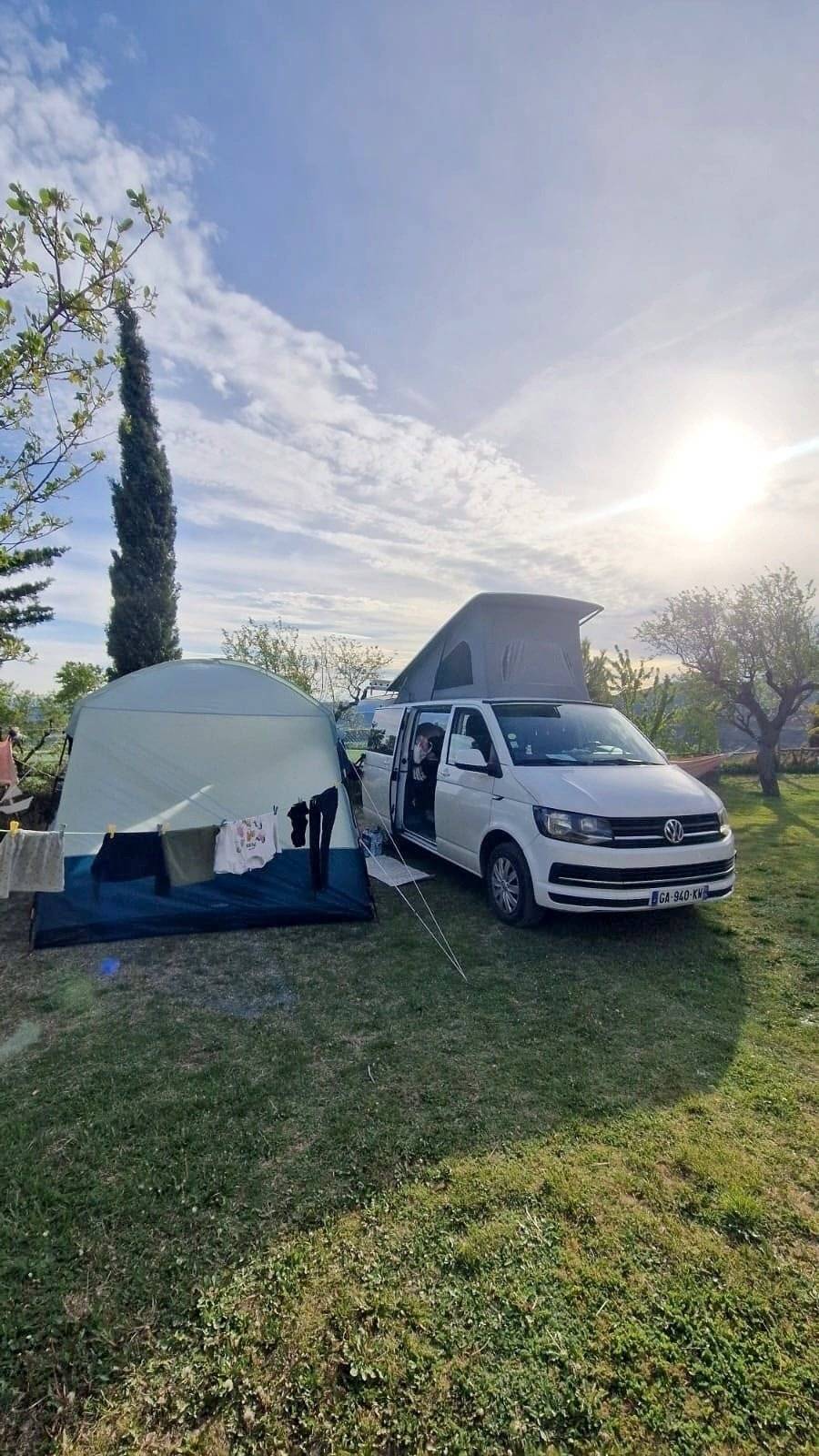 Front view from 3/4 Volkswagen Multivan / Camper - Yescapa
