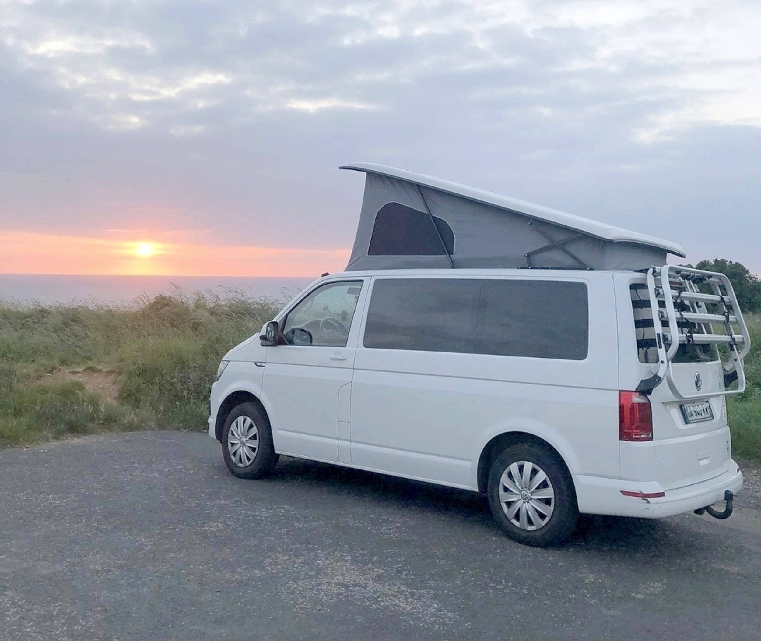 schräge Vorderansicht Volkswagen Multivan / Camper - Yescapa