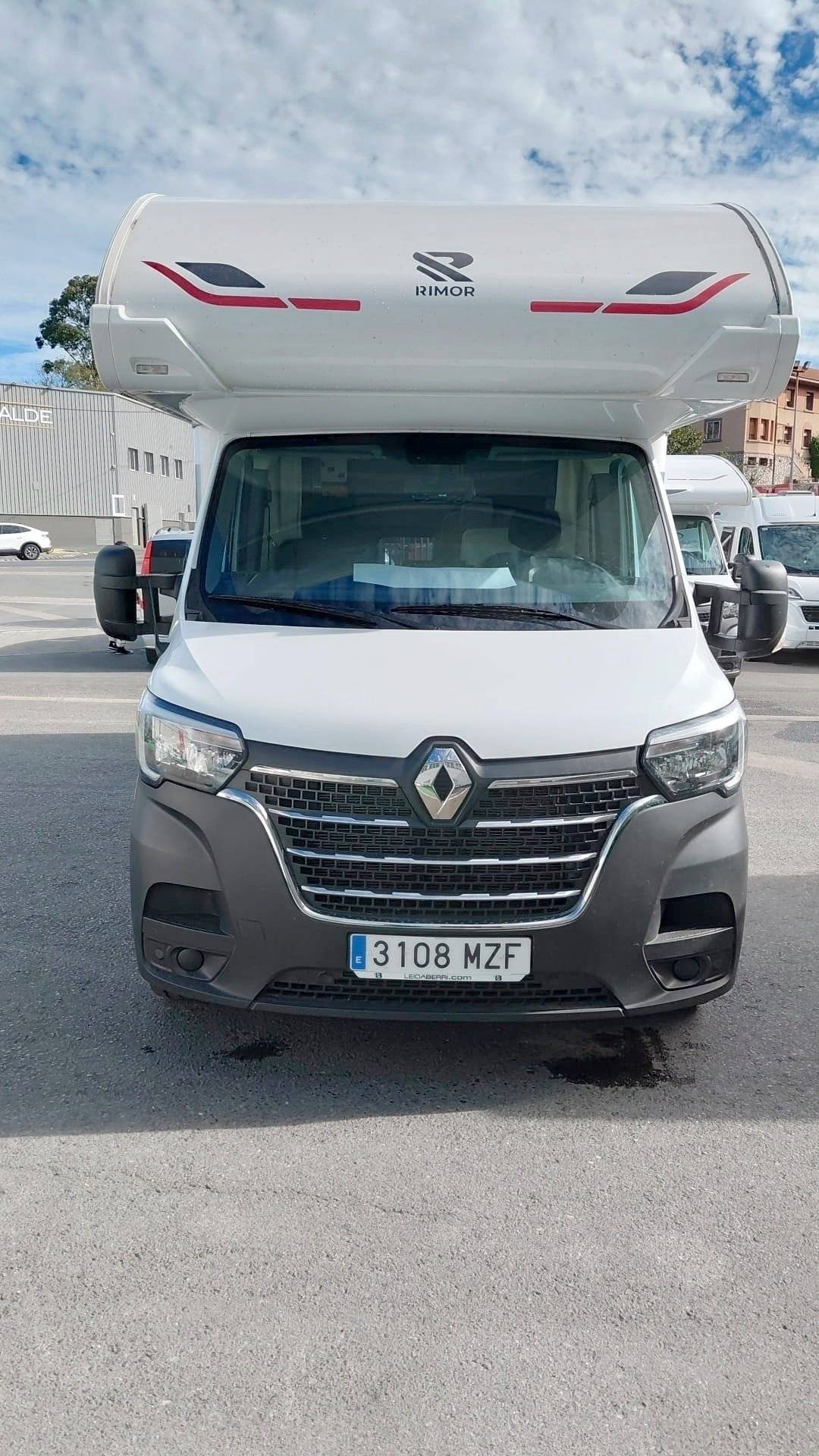 schräge Vorderansicht Renault Renault master - Yescapa