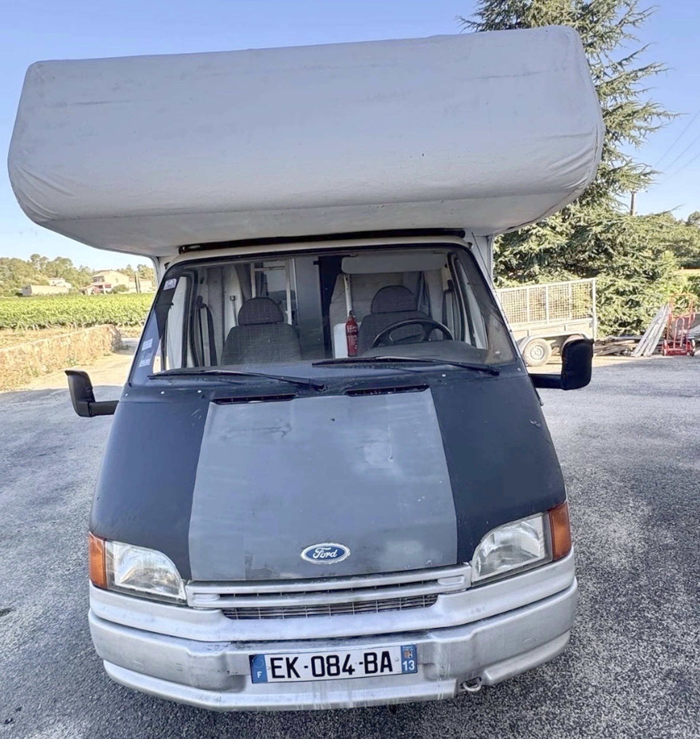 Vista del vehicle angle davanter Ford Transit 2,5 td - Yescapa