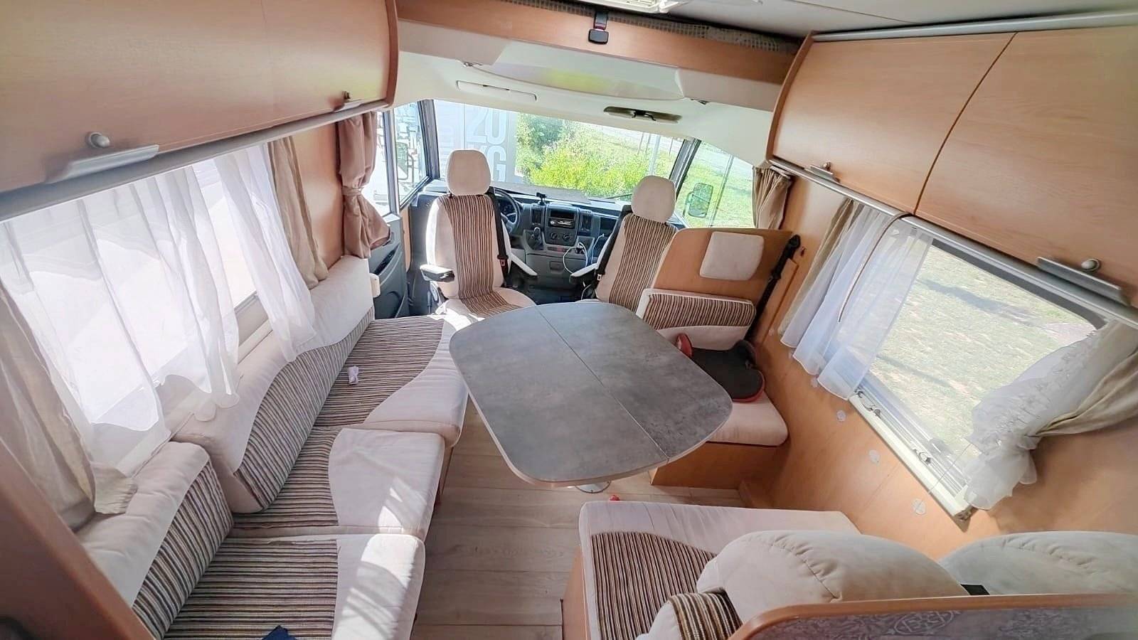 Dining Area Fiat IVECO - Yescapa