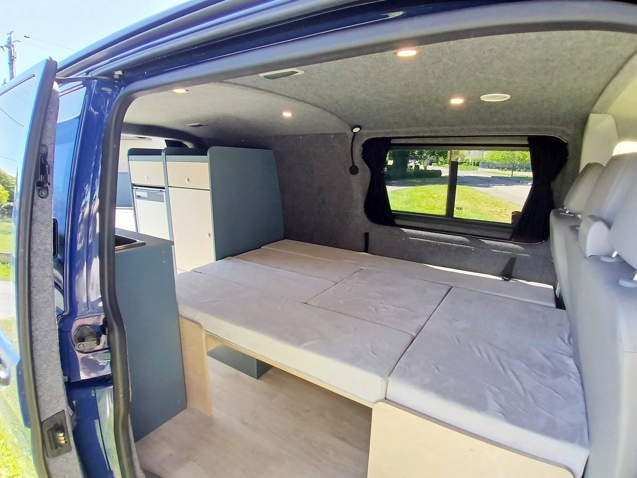 Plazas en cama Volkswagen T5 2 l 102 ch - Yescapa
