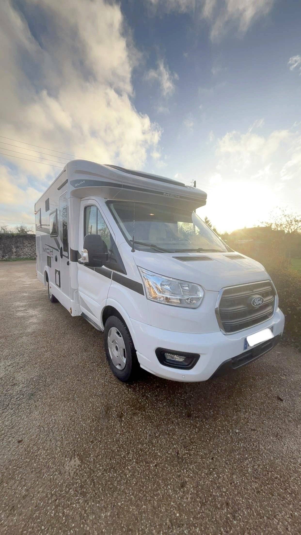 Vista del vehículo ángulo delantero Ford Transit 2,0 l 170 ch - Yescapa