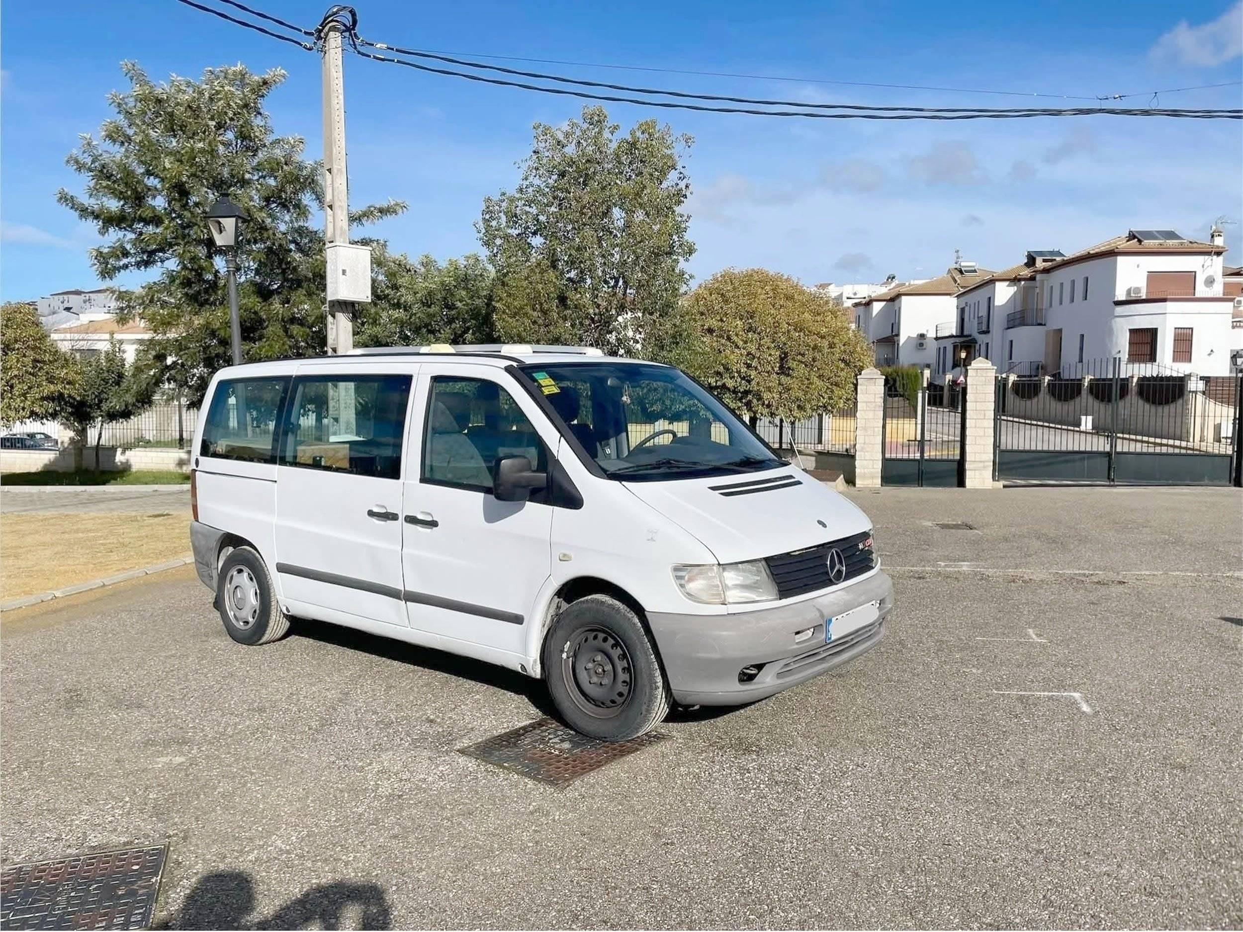 Vue avant de 3/4 Mercedes Vito 112 cdi - Yescapa