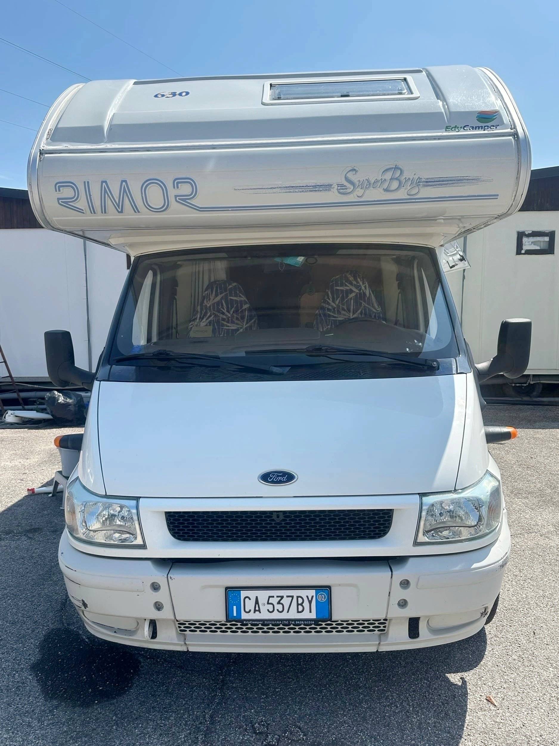Vista de 3/4 Ford Transit 2,4 l TDCi 140 ch. - Yescapa