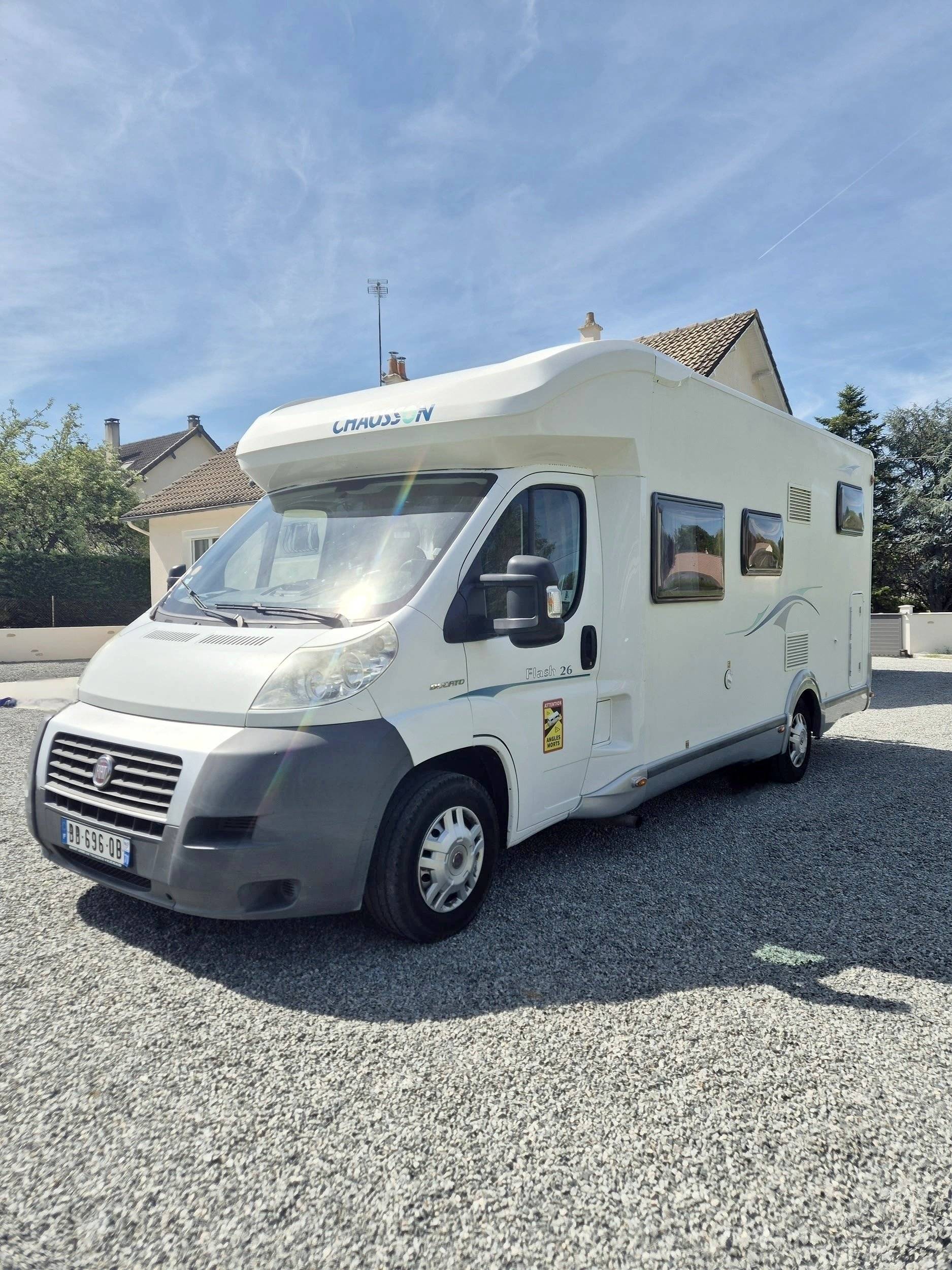 Vista del vehículo ángulo delantero Fiat Ducato 2,3 l Multijet 130 ch. - Yescapa