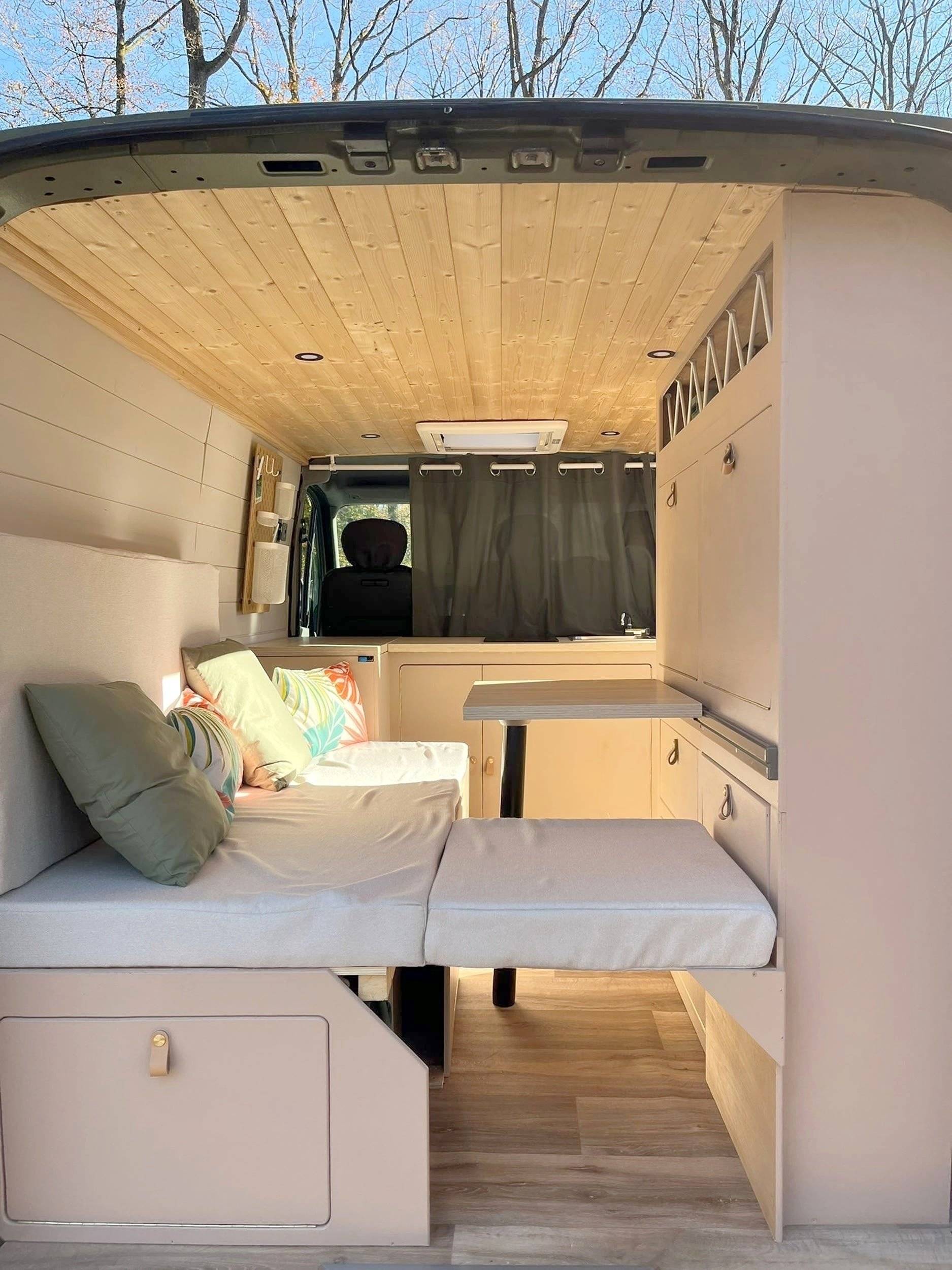 Dining Area Renault Master 2,5 l dCi 120 ch. - Yescapa