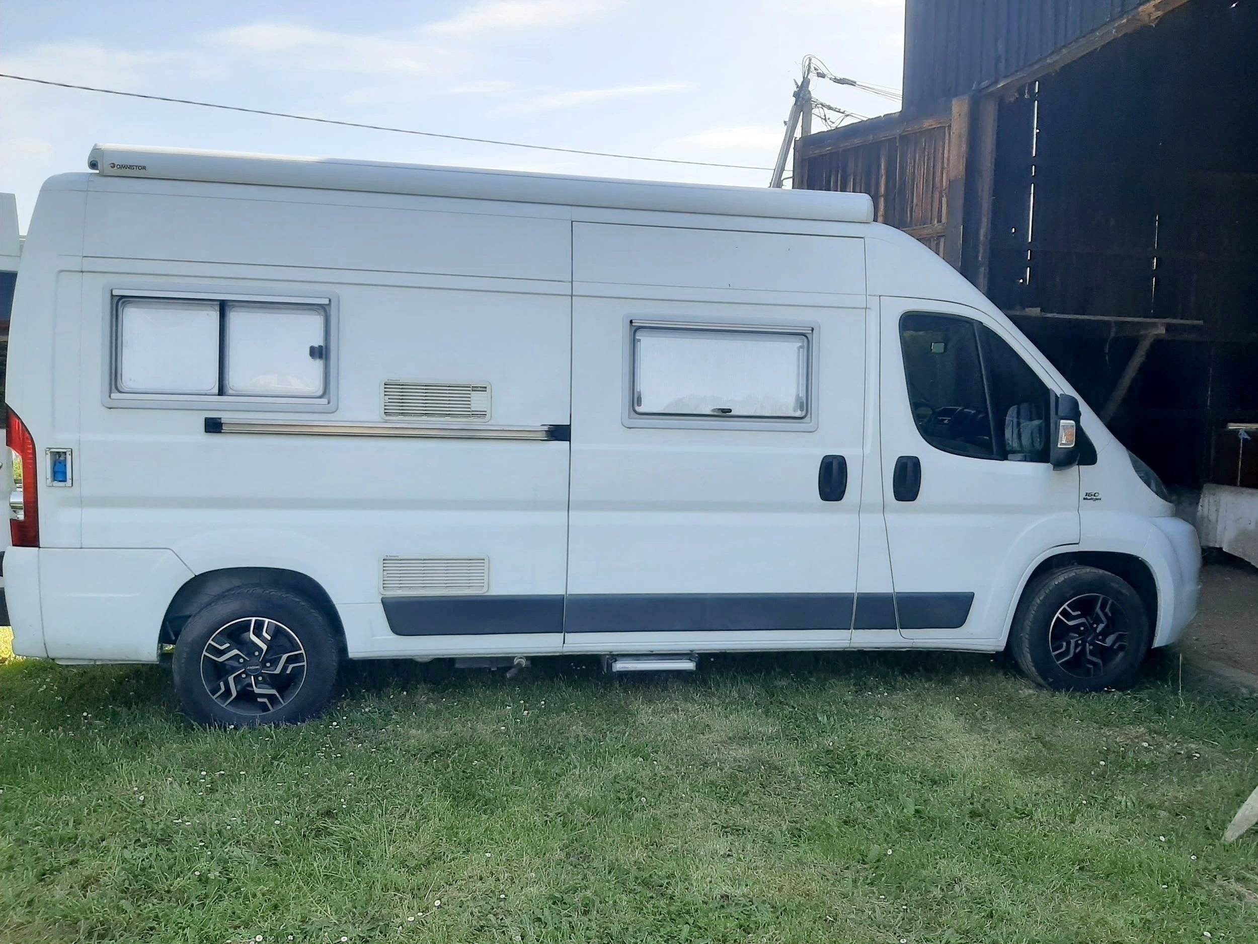 schräge Vorderansicht Fiat Ducato 3,0 l Multijet 160 ch. - Yescapa