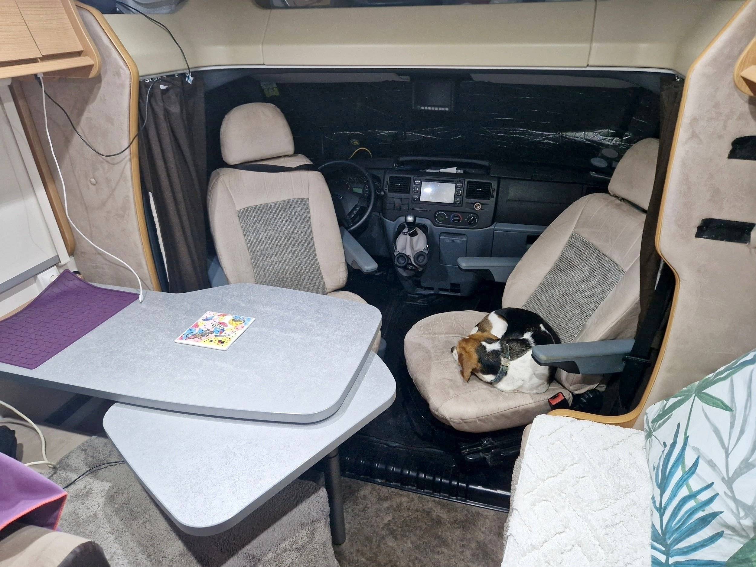 Coin repas Ford Transit 2,2 l 140 ch - Yescapa