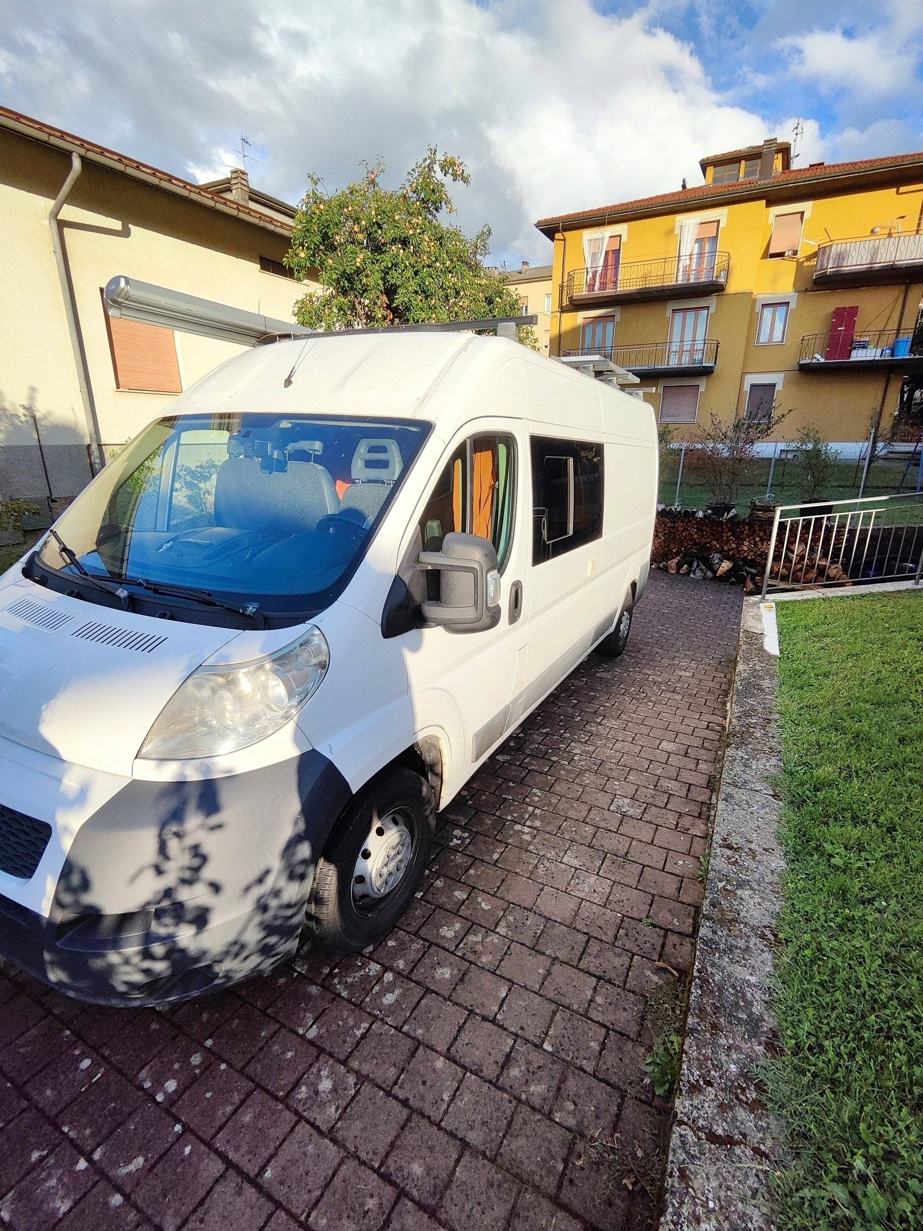 Front view from 3/4 Peugeot Boxer L3H2 - Yescapa