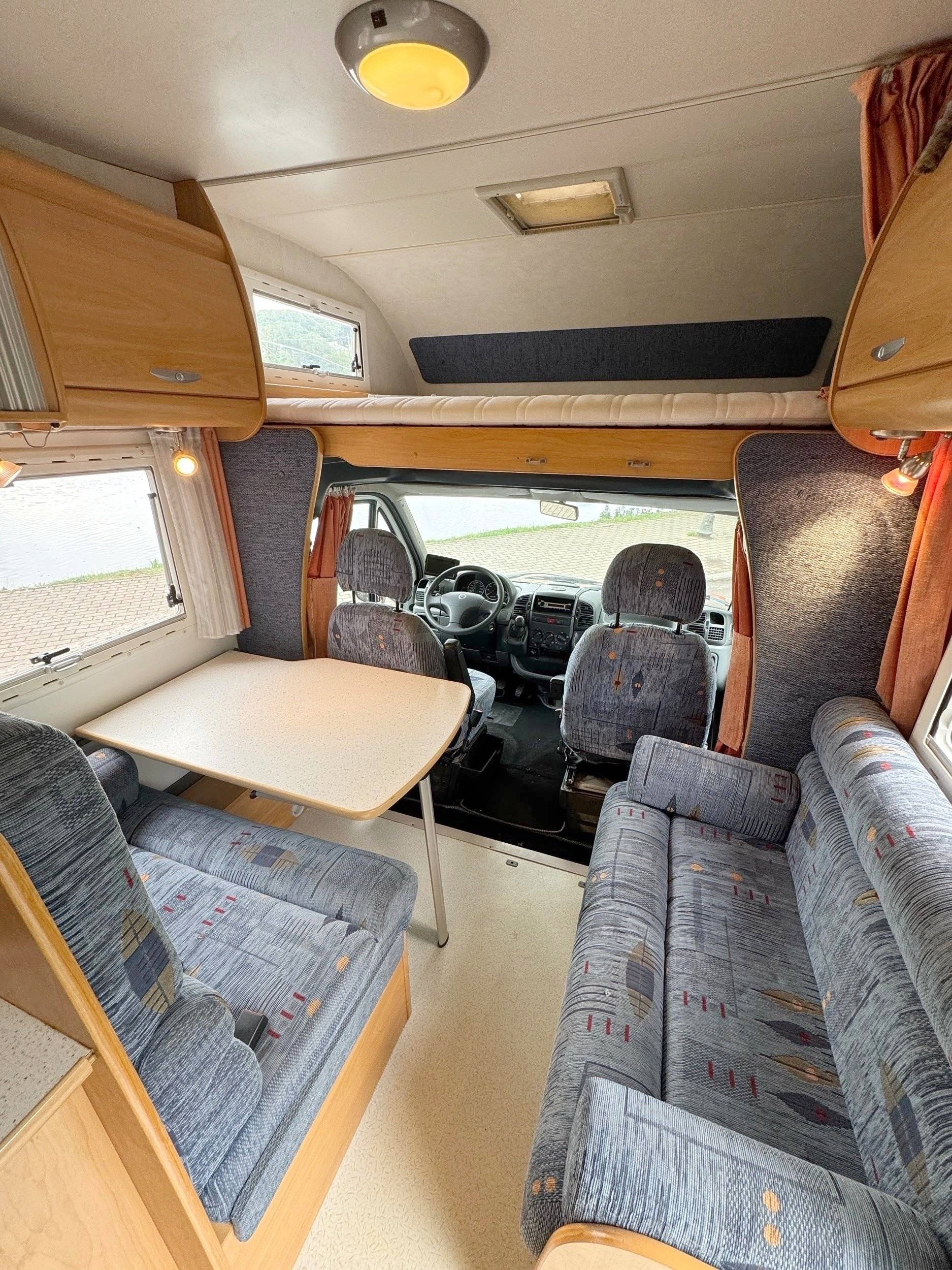Dining Area Fiat Ducato 2.8 JTD - Yescapa