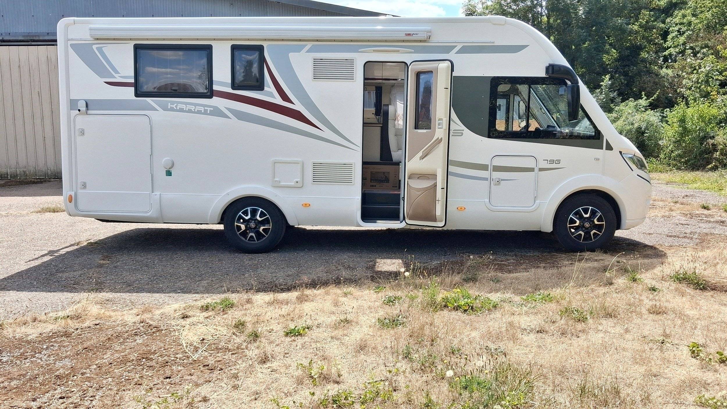 Front view from 3/4 Fiat 2,3 l 130 ch. - Yescapa