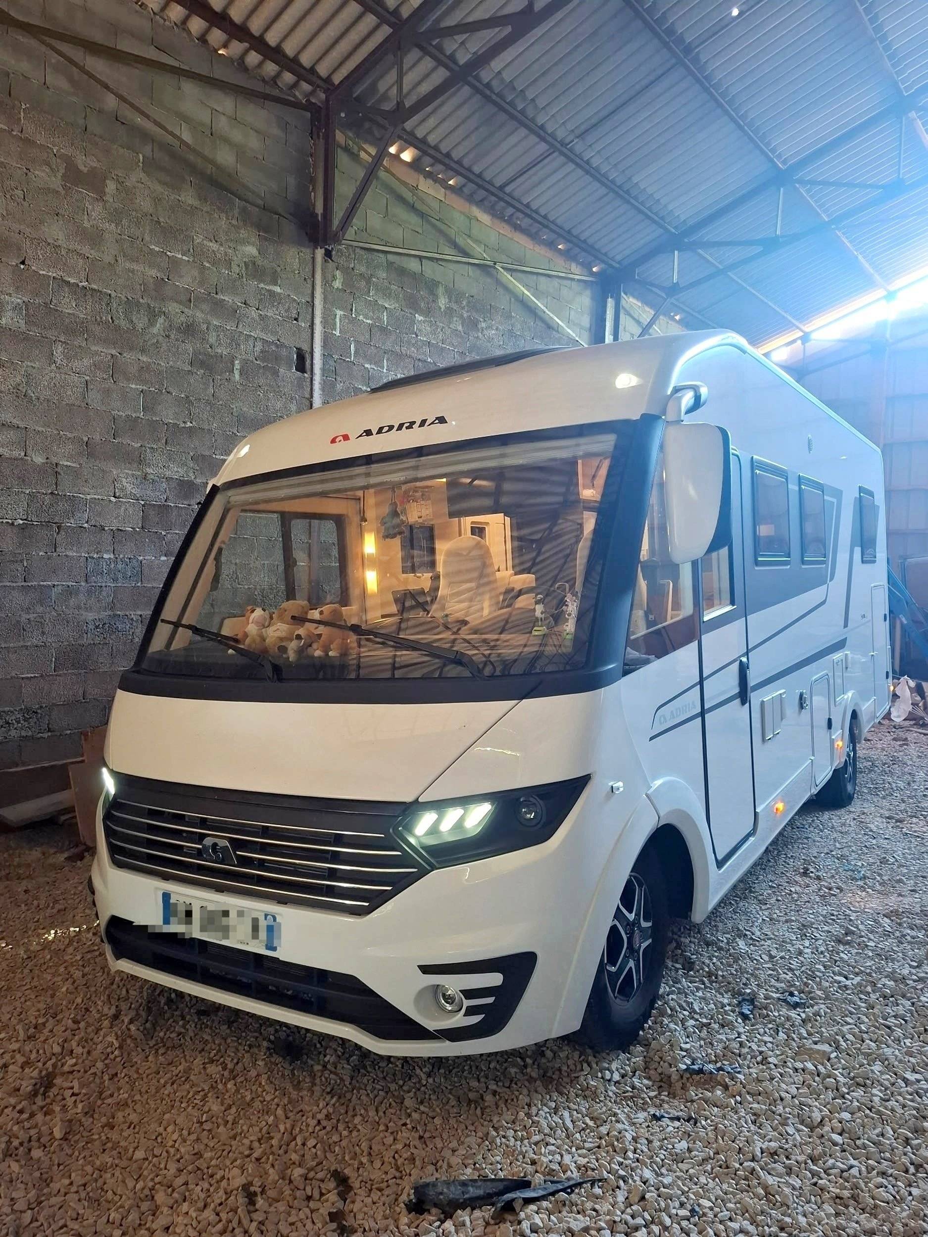 Vista del vehículo ángulo delantero Fiat Ducato 2,3 l 180 ch/Al-Ko - Yescapa