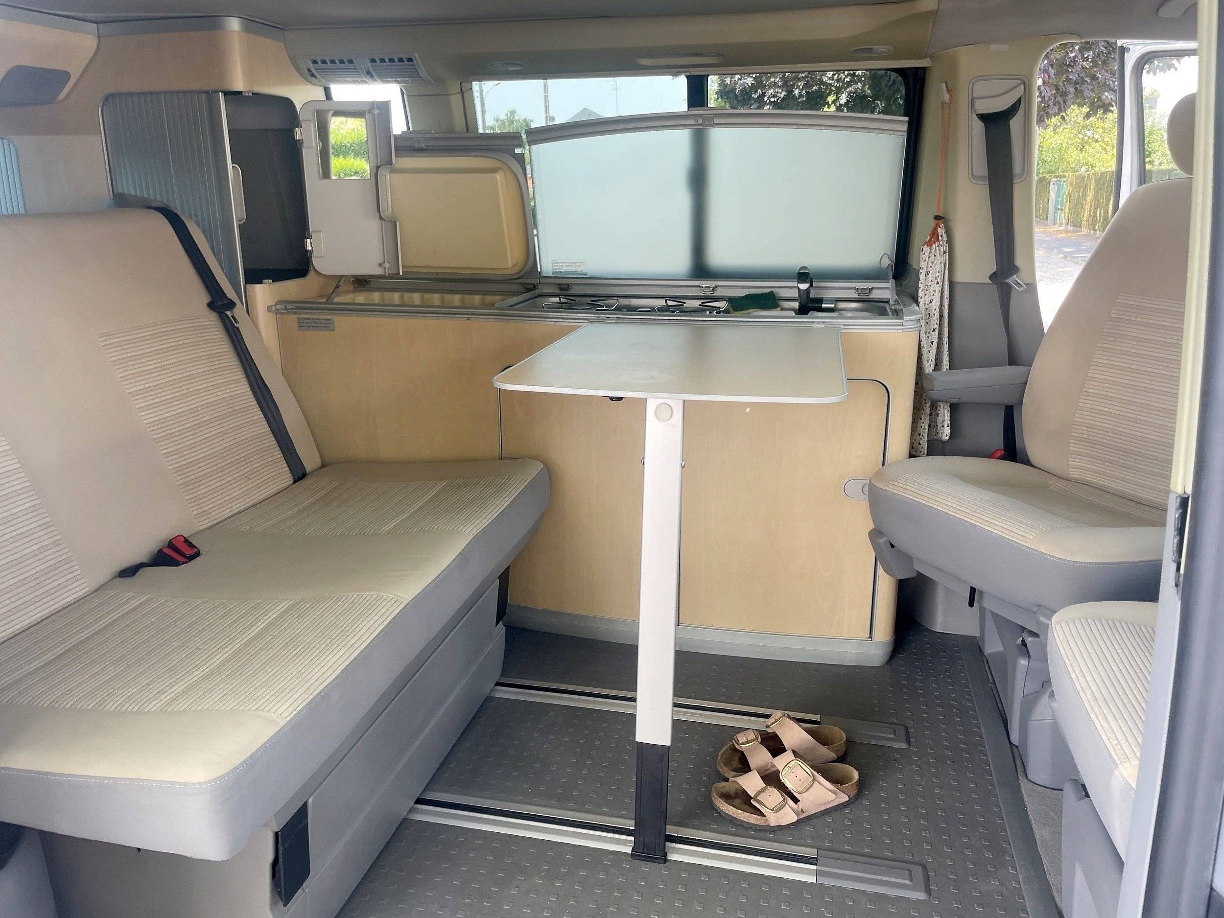 Dining Area Volkswagen T5 2,5l 174 ch - Yescapa