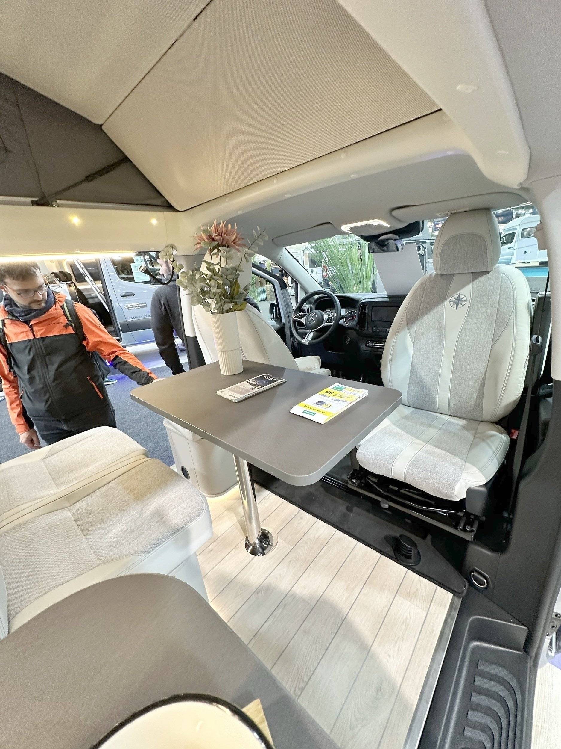 Dining Area Mercedes Mercedes vito - Yescapa
