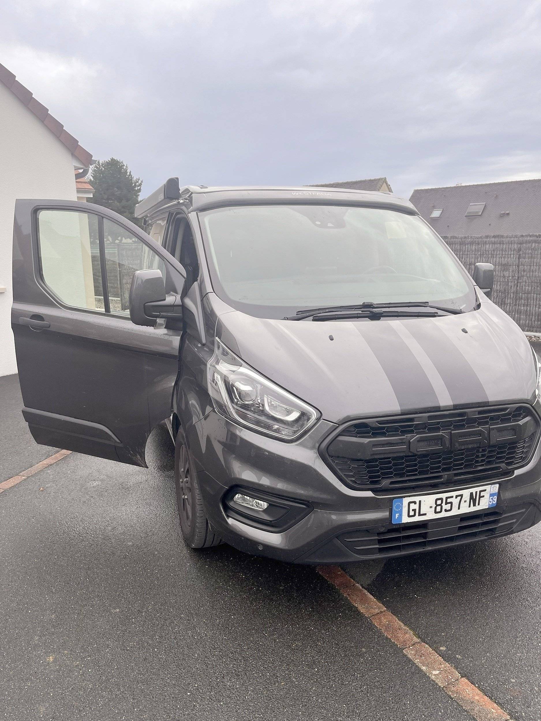 Vista frontale a ¾ Ford 170cv automatique - Yescapa