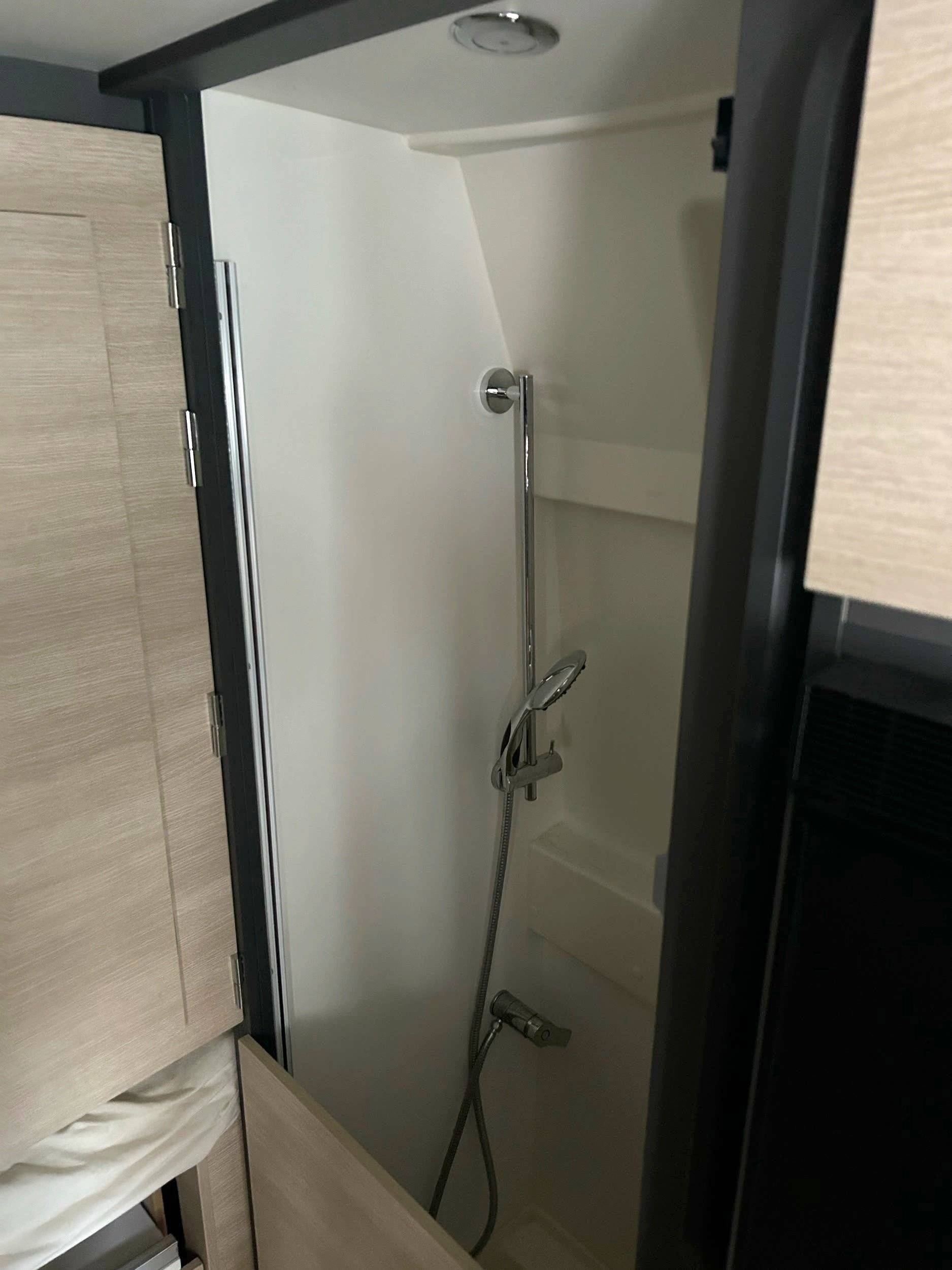 Dining Area 20000 - Yescapa