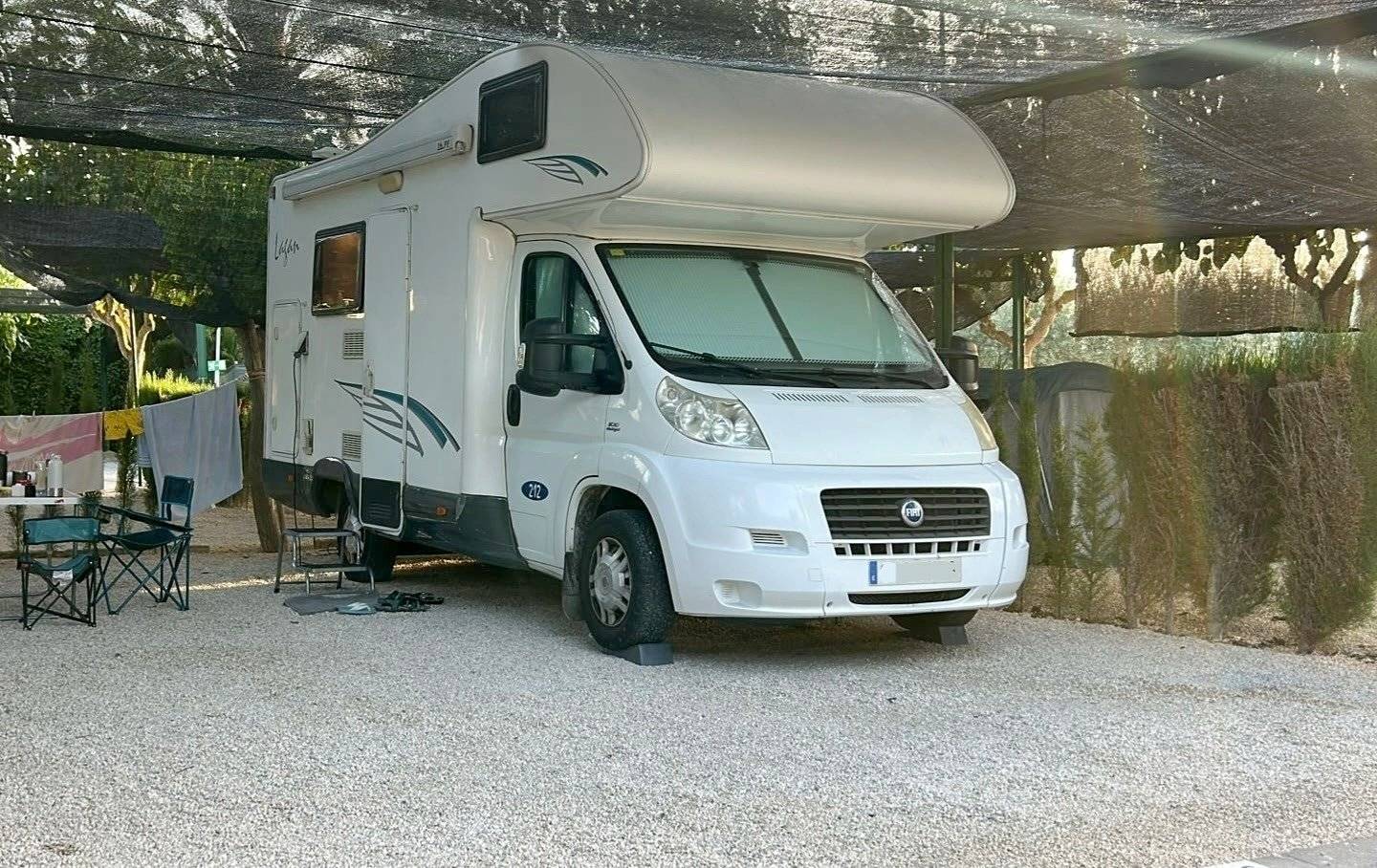 schräge Vorderansicht Fiat Ducato 2,2 l 100 ch - Yescapa