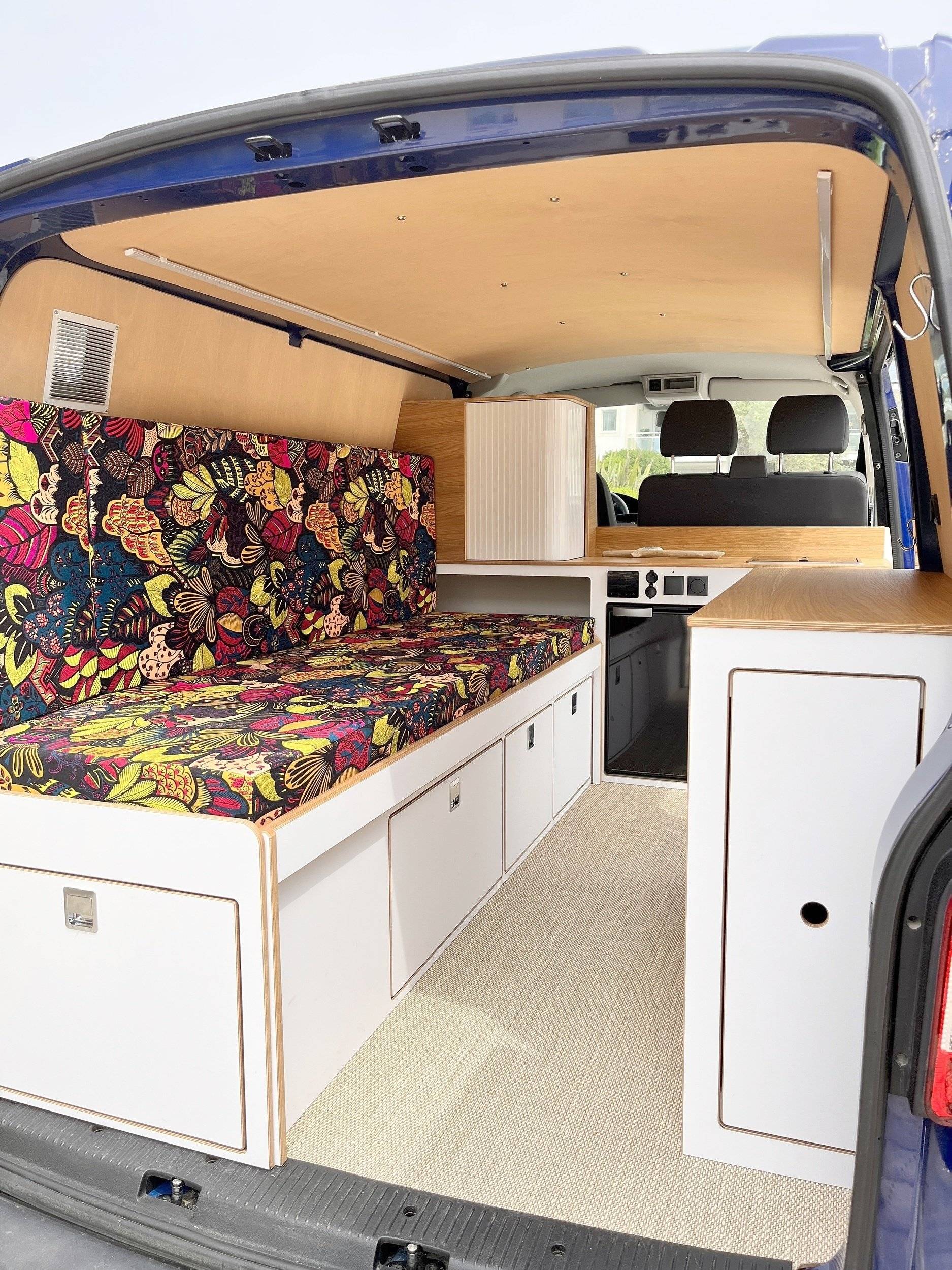 Banana Van Volkswagen Transporter T5