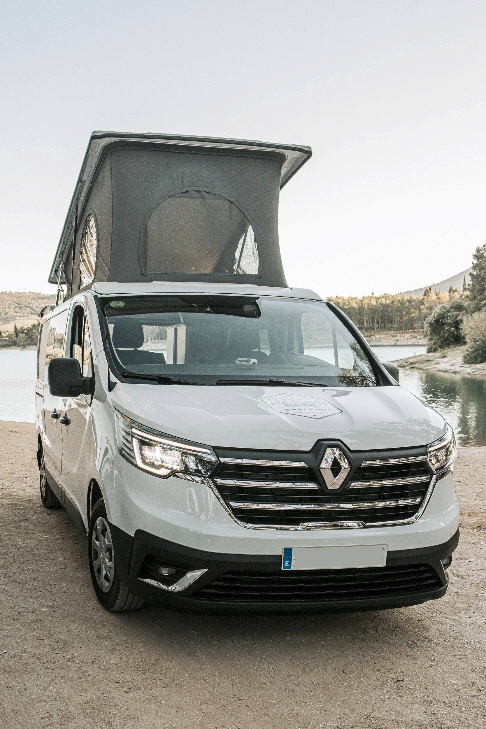 Vista frontale a ¾ Renault Renault trafic - Yescapa