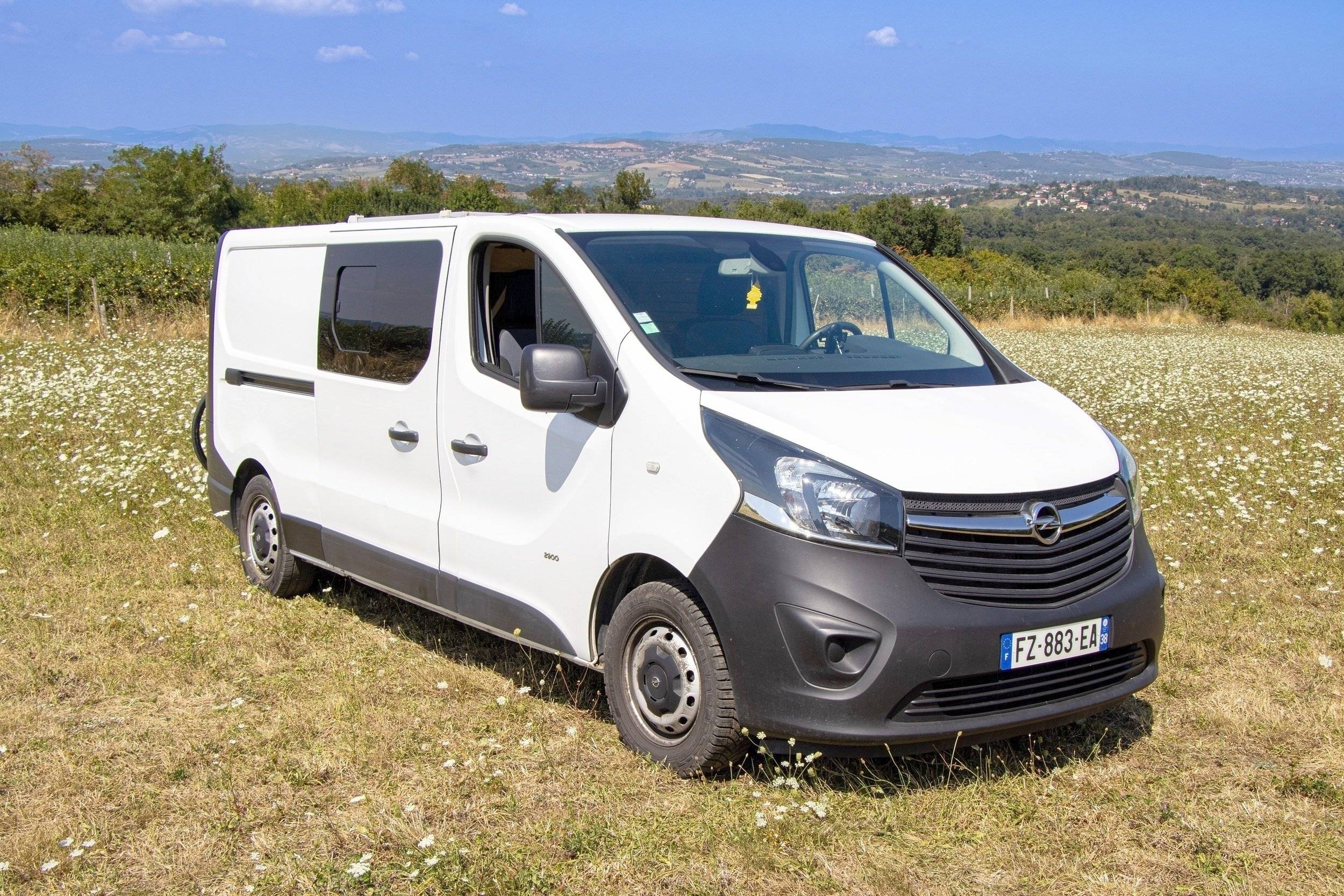Voorkant 3/4 Opel Vivaro 1,6 l 120 ch - Yescapa