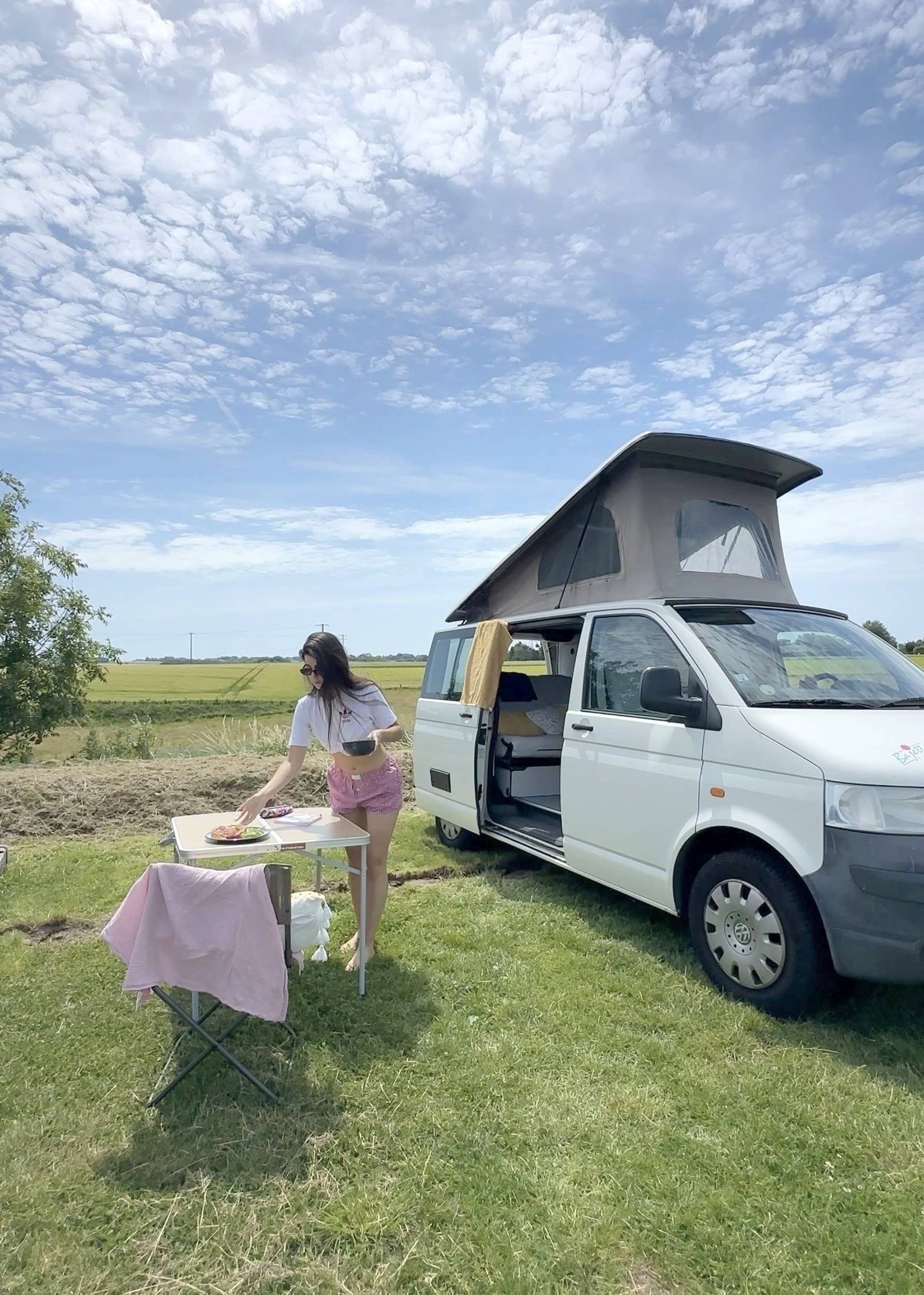 Front view from 3/4 Volkswagen Volkswagen Transporter T5 - Yescapa