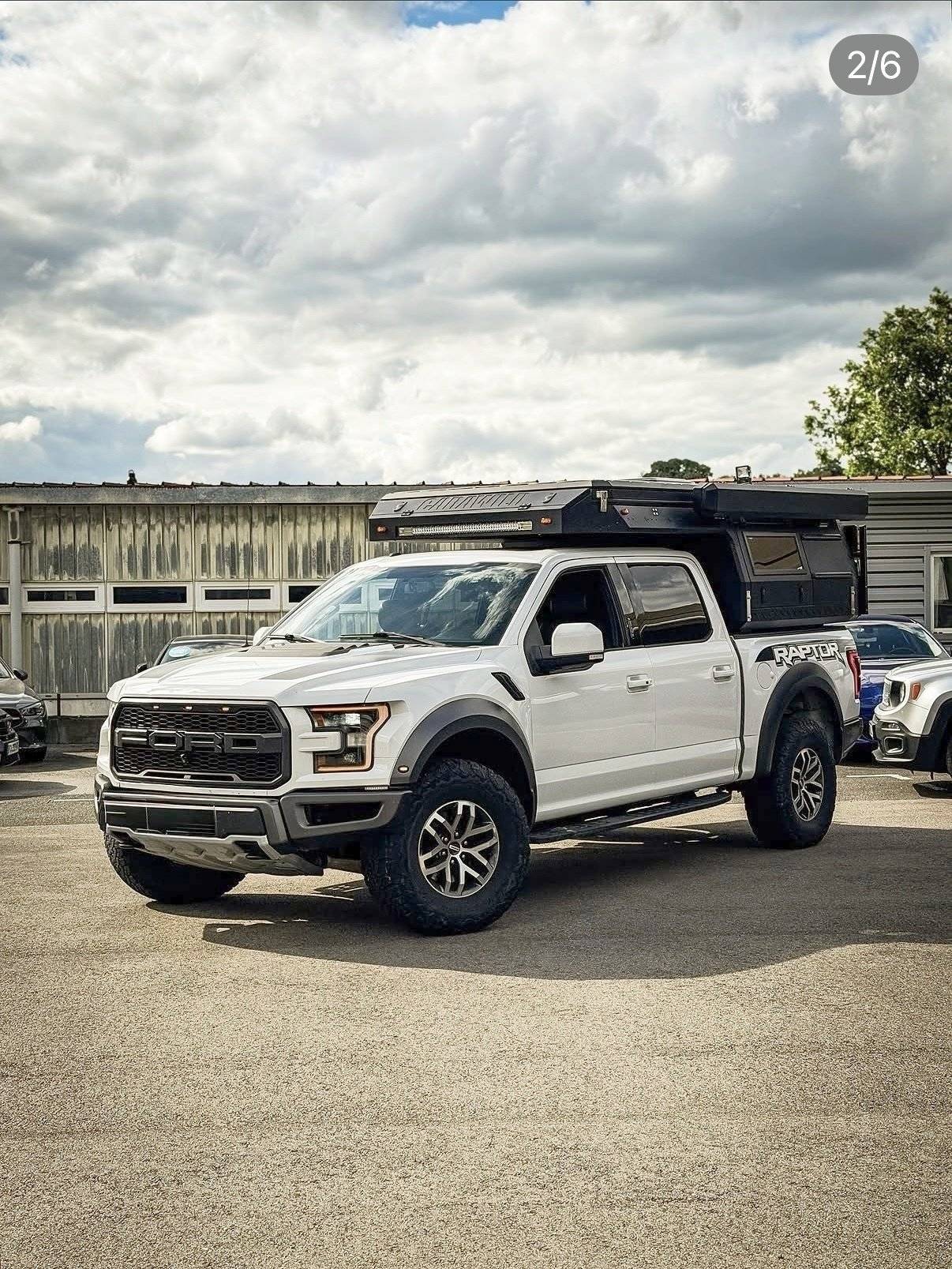 Vue avant de 3/4 Ford raptor - Yescapa