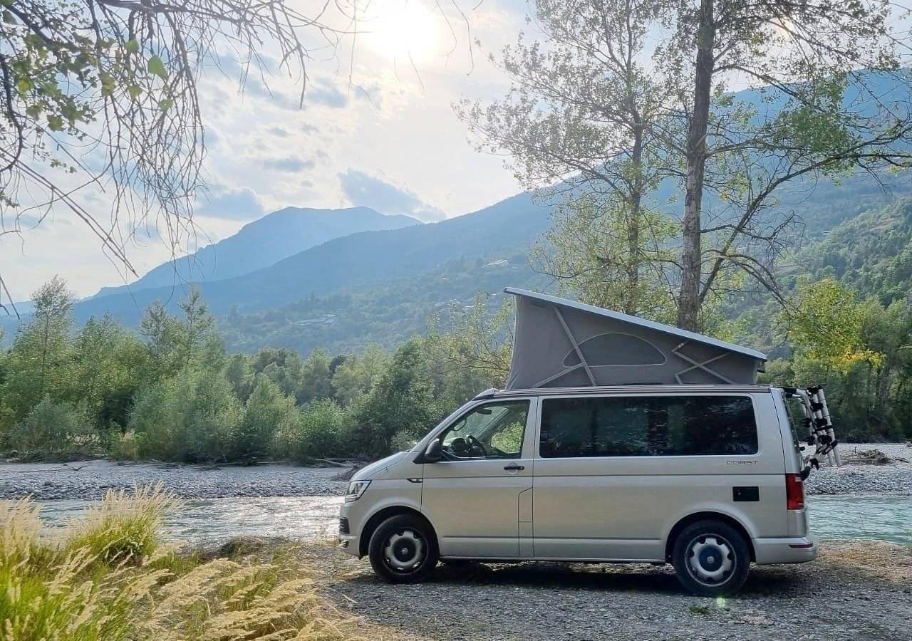 Vista de 3/4 Volkswagen California - Yescapa