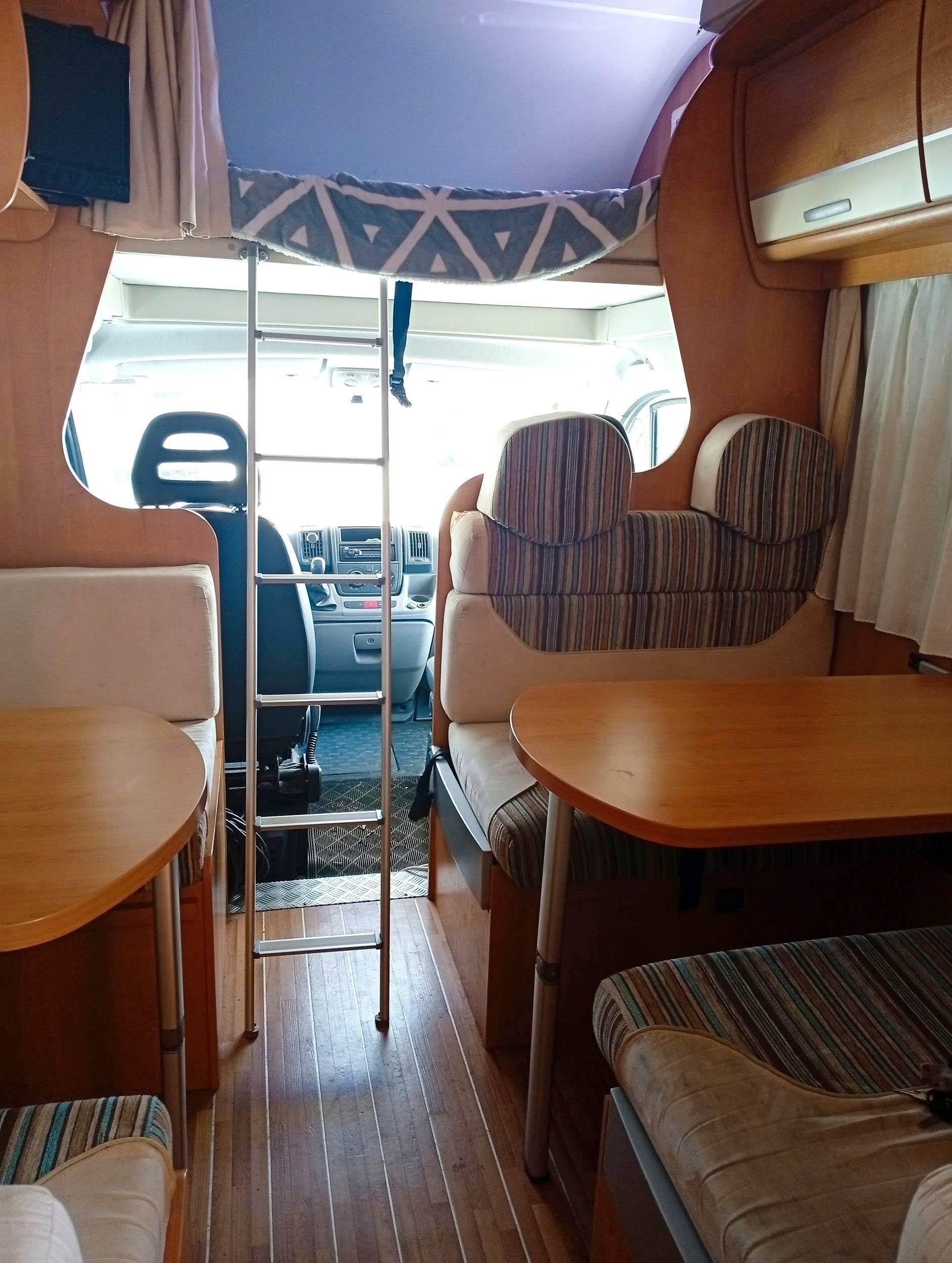 Dining Area Fiat Ducato - Yescapa