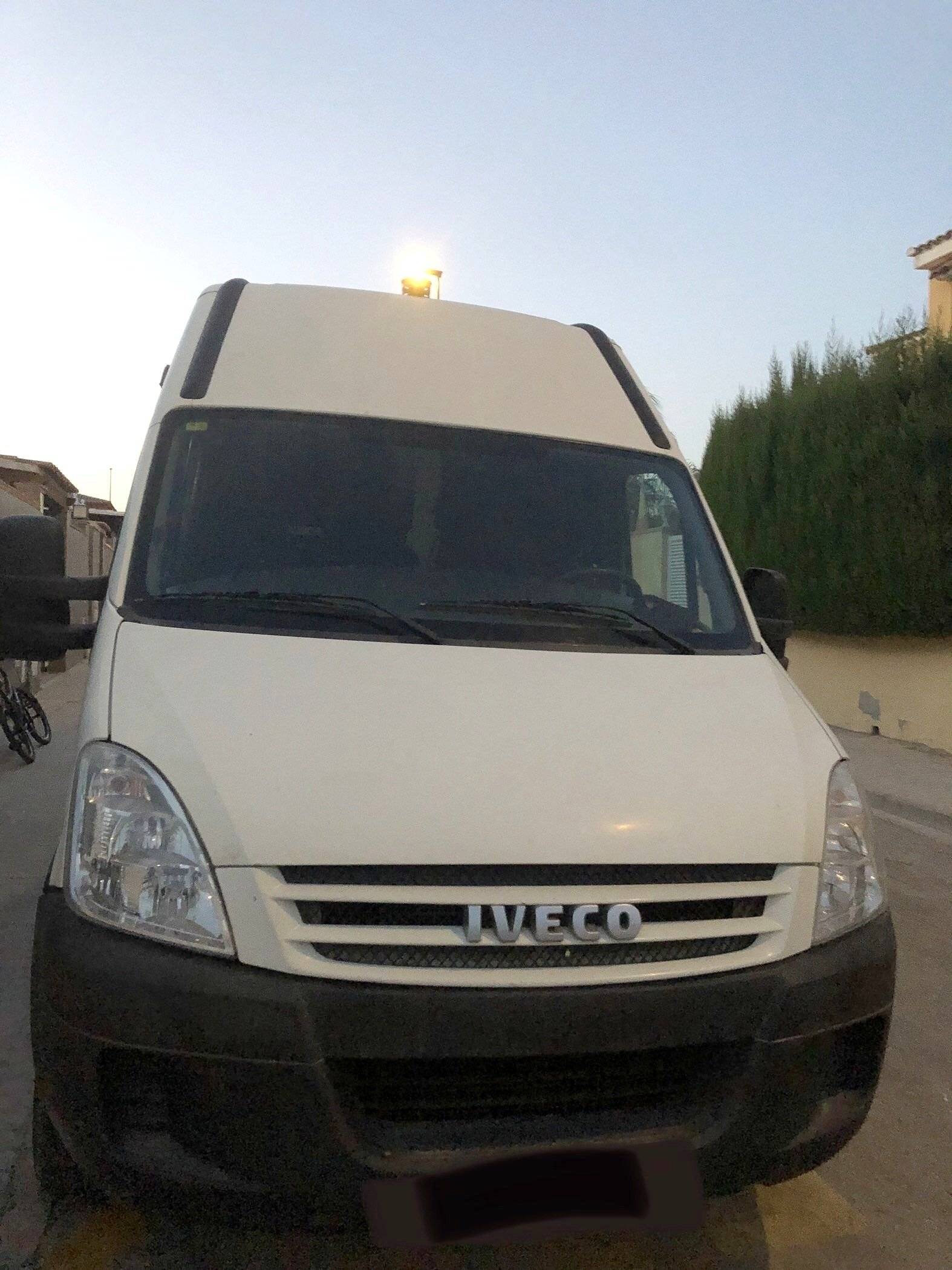 Vista del vehicle angle davanter Iveco Daily 2,3 HPI 116 ch. - Yescapa
