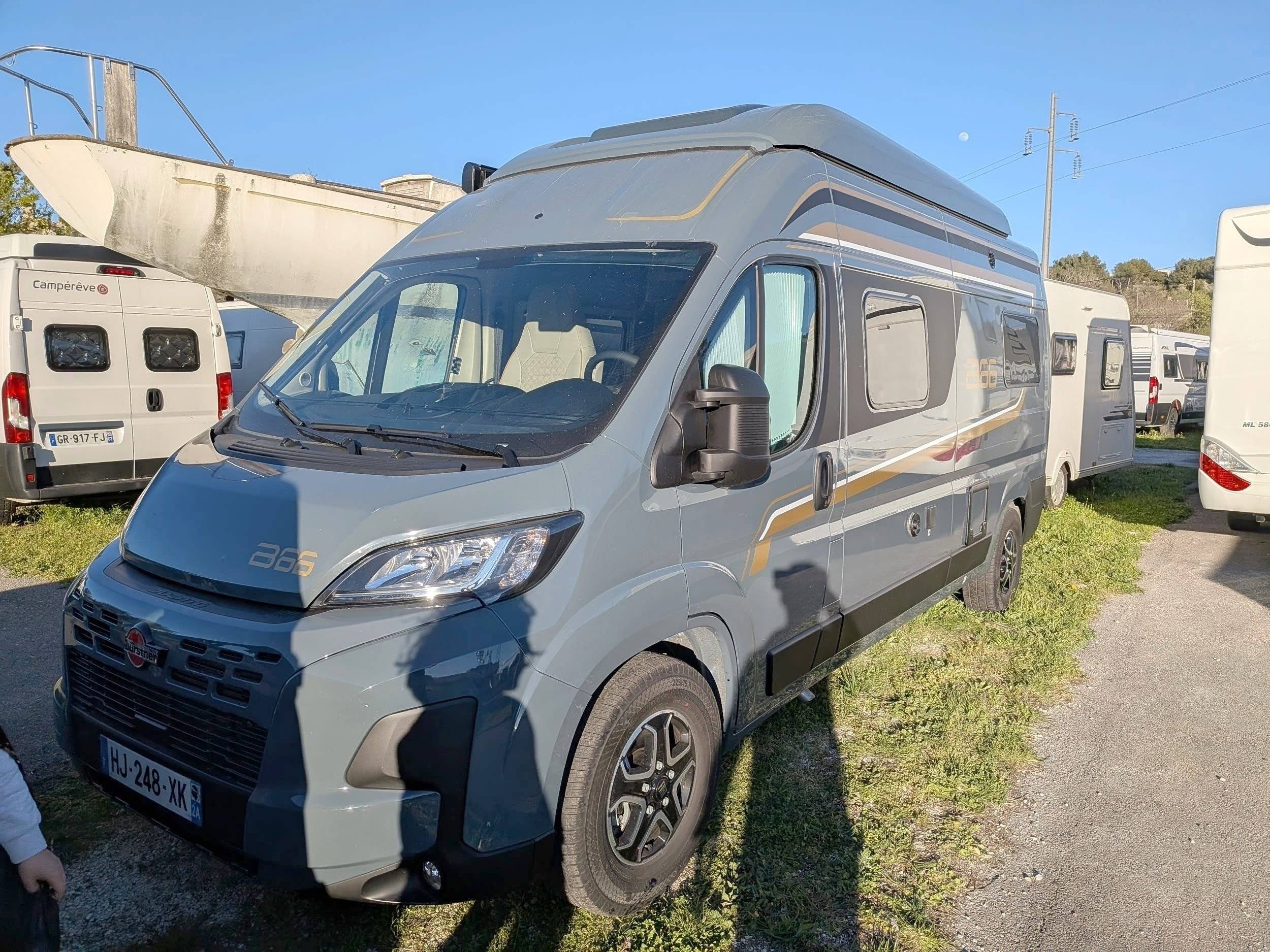 Vista de 3/4 Fiat Ducato 2,2 l 120 ch - Yescapa