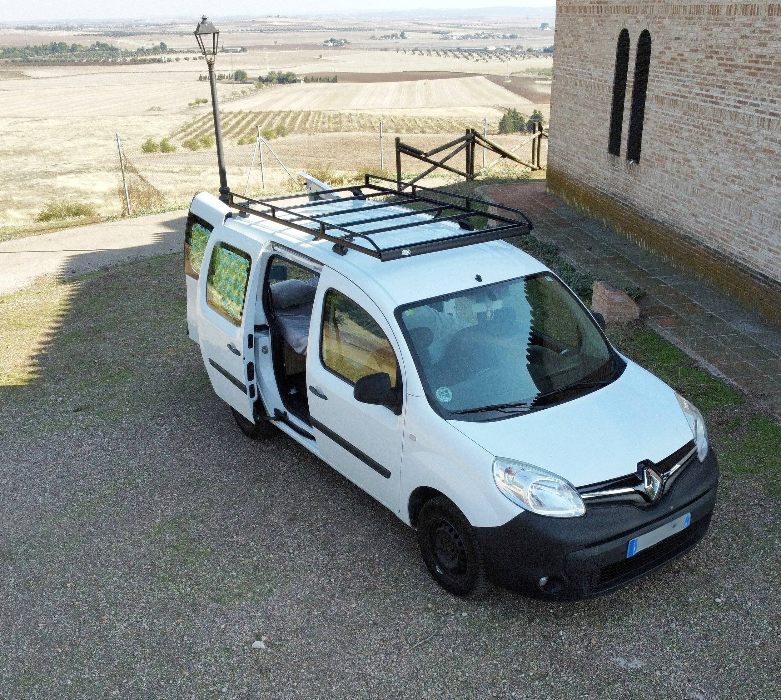 Vista de 3/4 Renault 1.5 dci - Yescapa