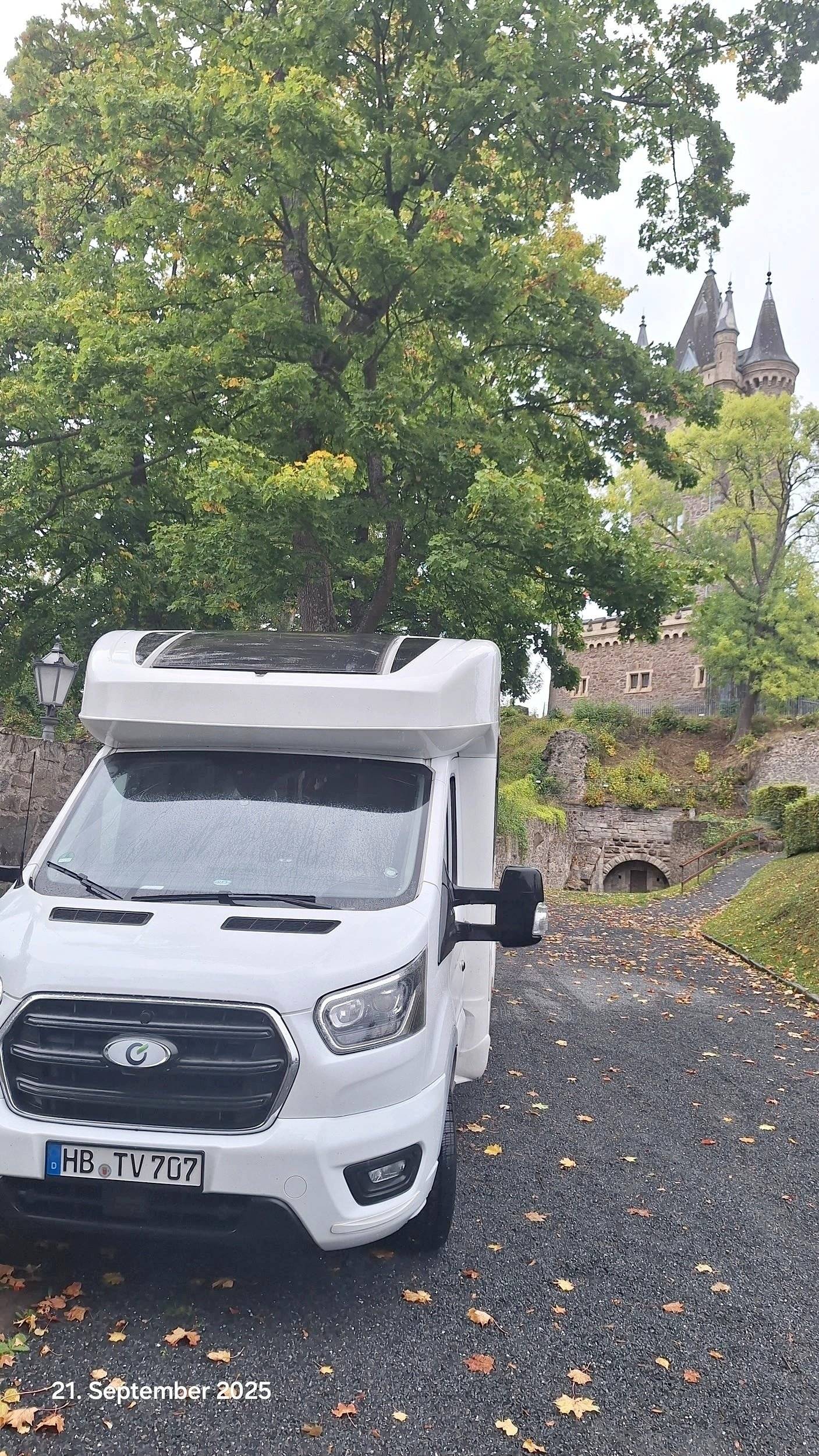 Vue avant de 3/4 Ford FORD TRANSIT - Yescapa