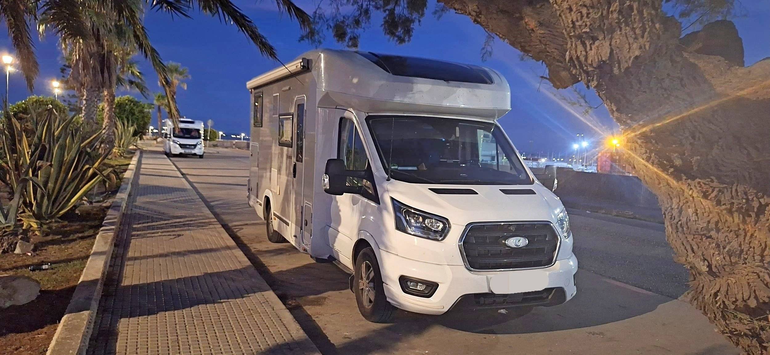 Vista frontale a ¾ Ford FORD TRANSIT - Yescapa