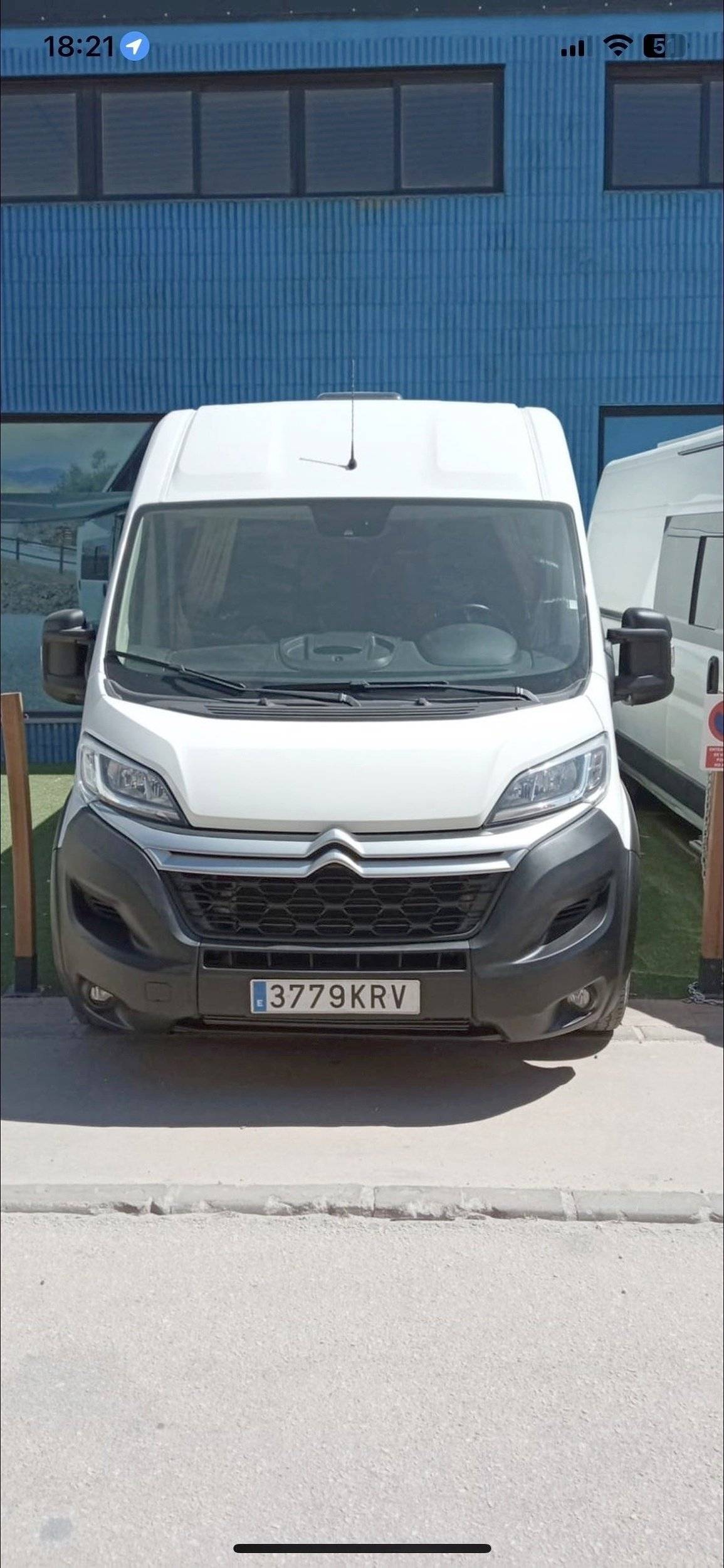 Vista del vehículo ángulo delantero Citroën Jumper 2,2 l BlueHDI 165 PS - Yescapa