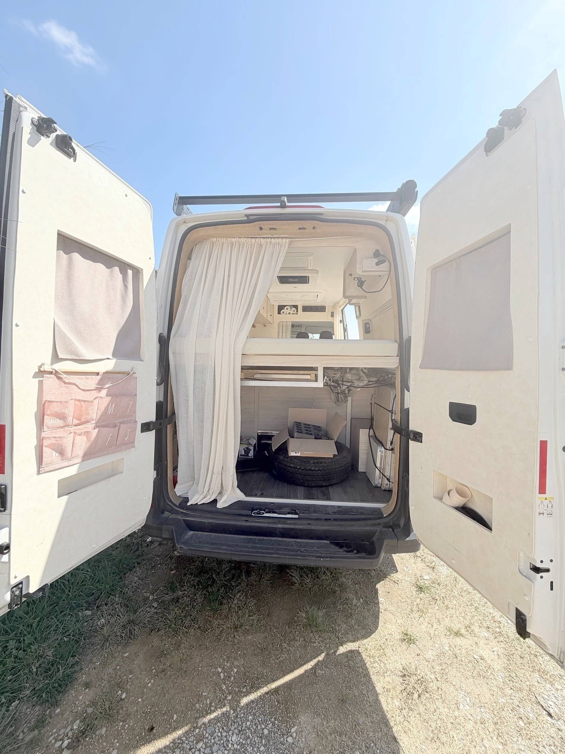 Vue arrière Volkswagen Crafter 140 CV - Yescapa