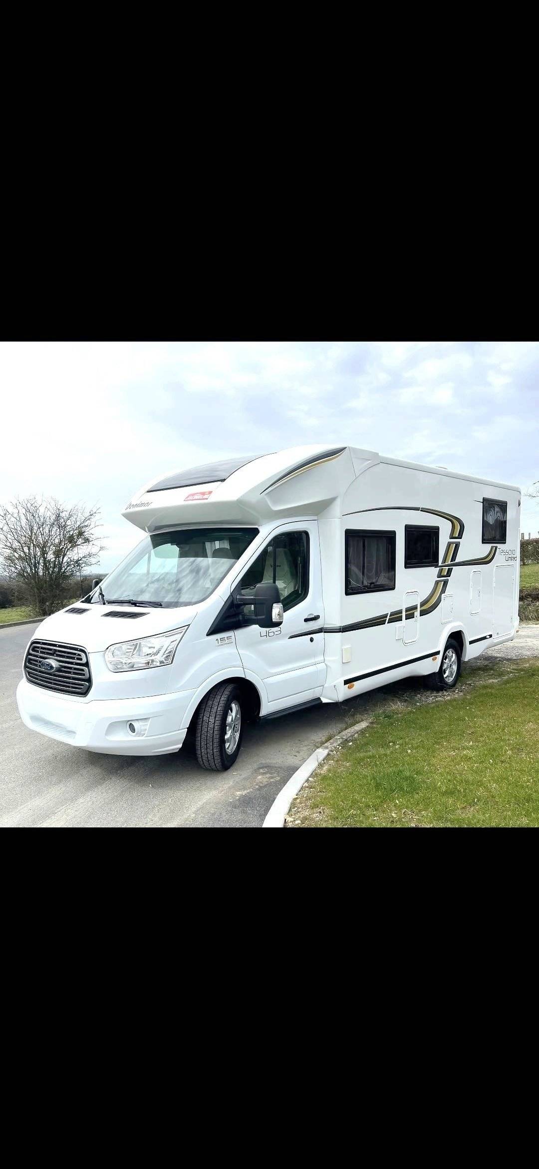 Vue avant de 3/4 Ford TESSORO - Yescapa