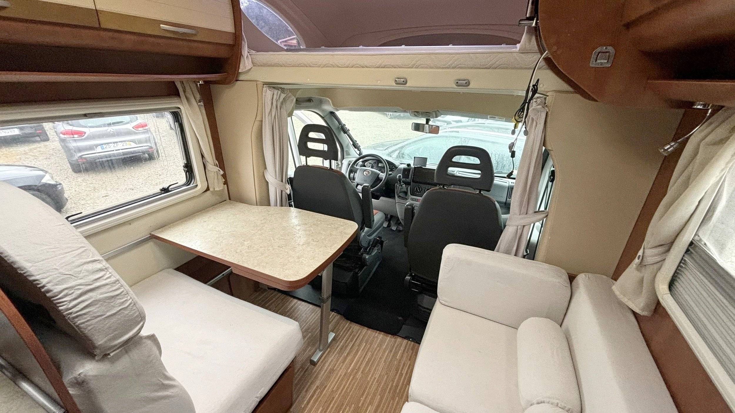 Dining Area Fiat Ducato 2,3 130 ch - Yescapa