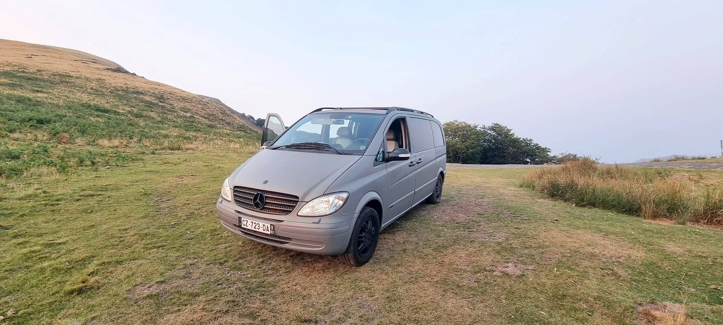 Front view from 3/4 Mercedes Viano 2,2 Cdi 150cv - Yescapa