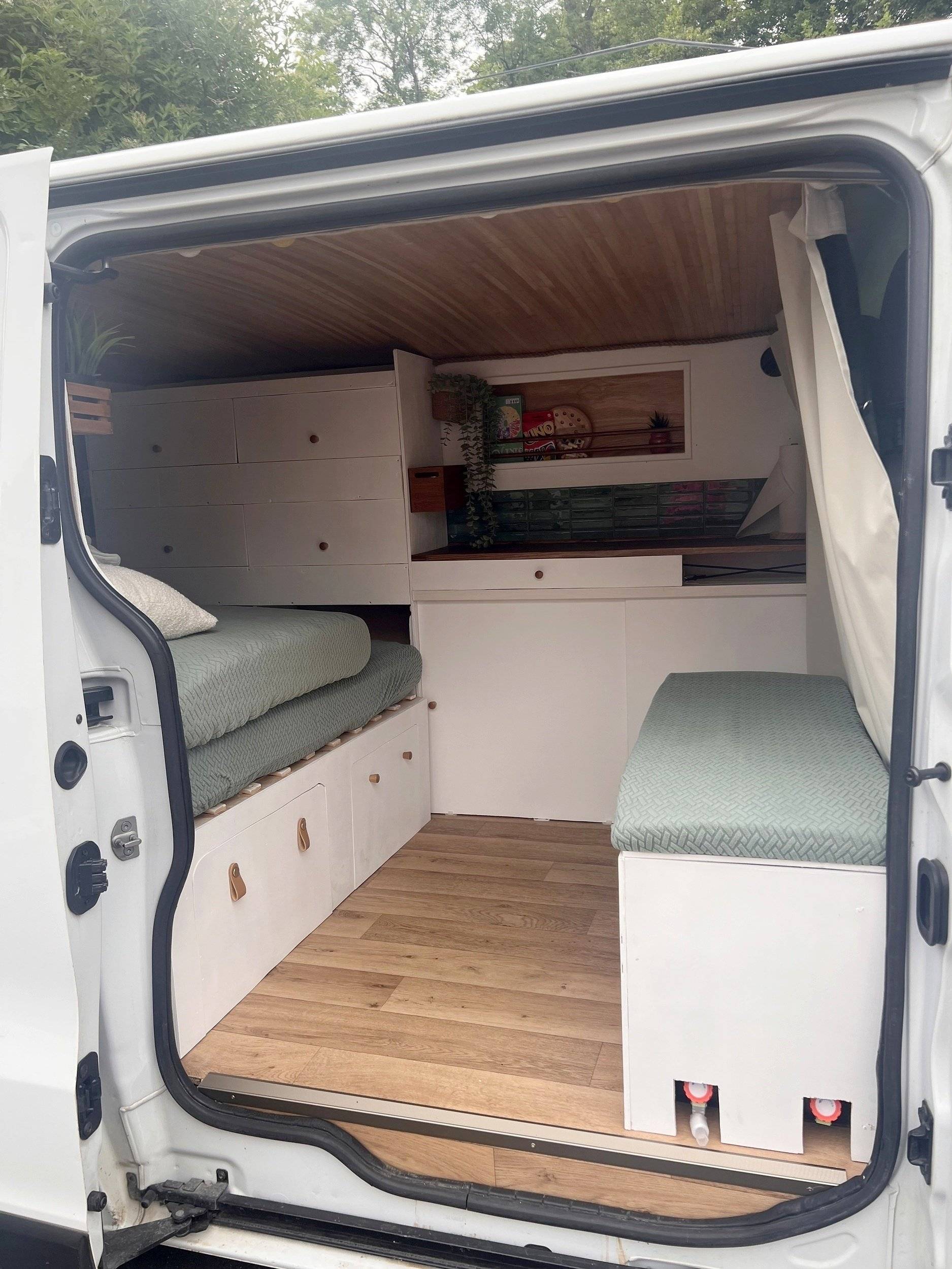 Dining Area Renault Trafic 3 L1H1 - Yescapa