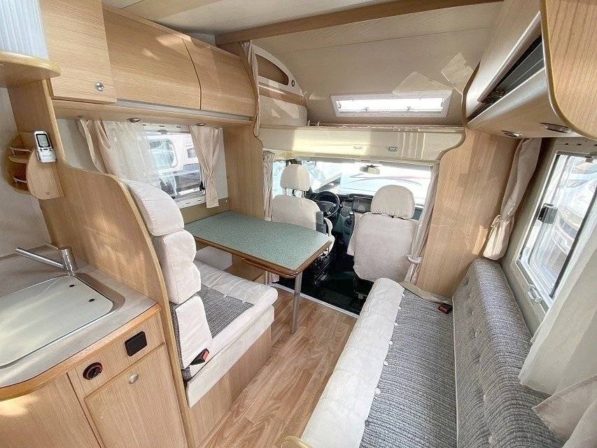 Dinette Ford ford transit - Yescapa