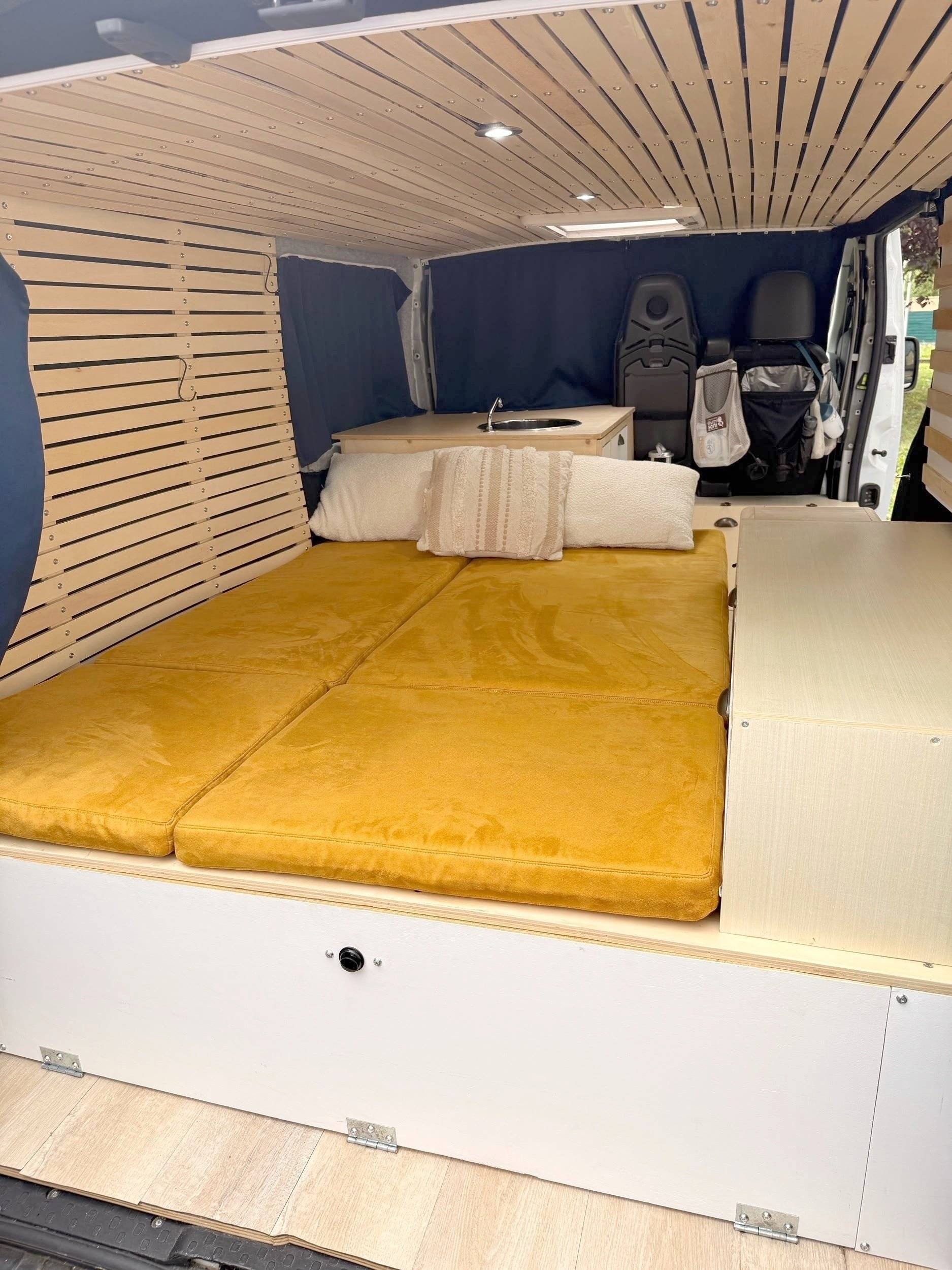 Letti Renault Trafic 3 grand confort DCI 130 cv - Yescapa