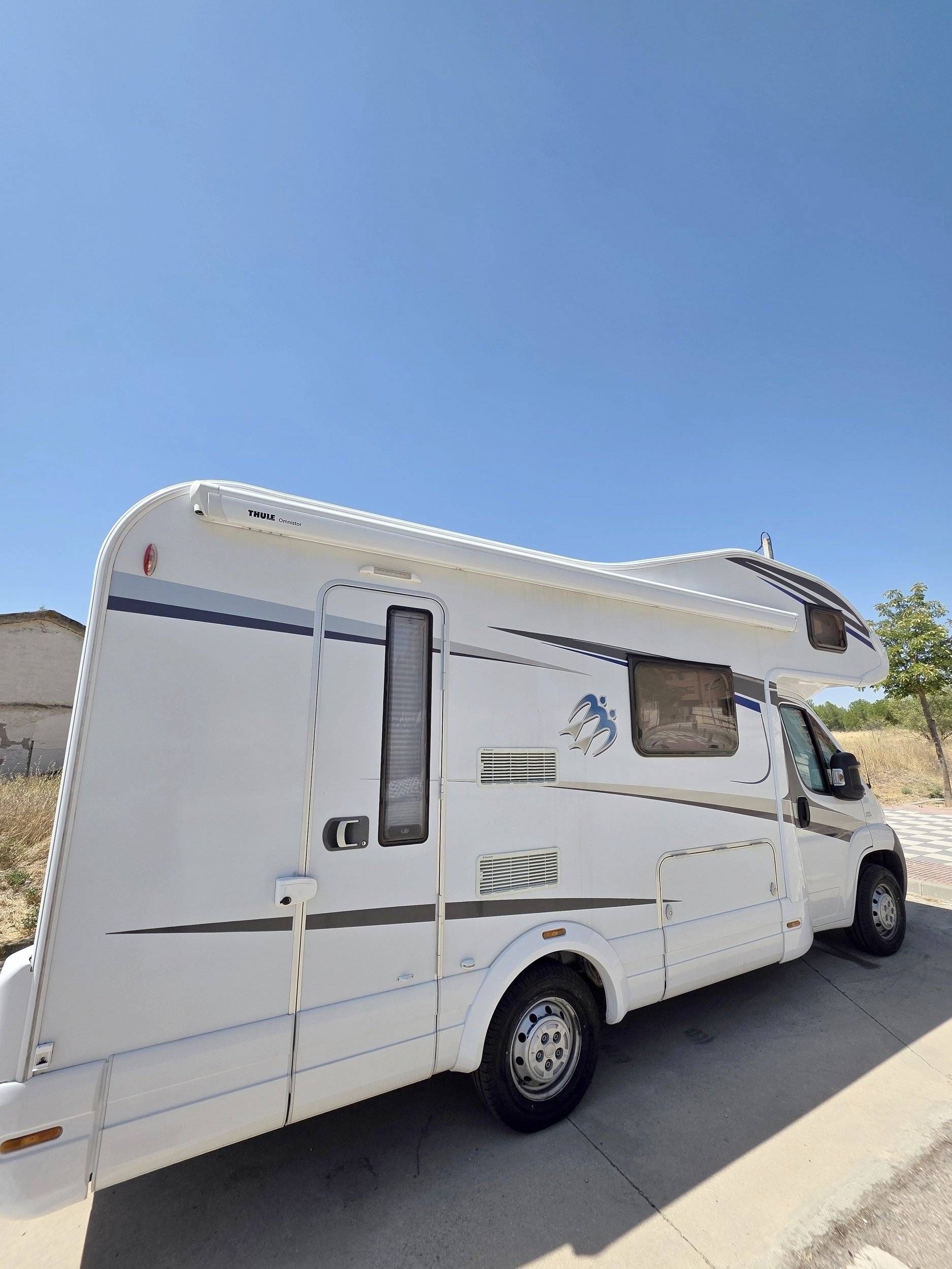 Front view from 3/4 Fiat 2,0 l 115 ch - Yescapa