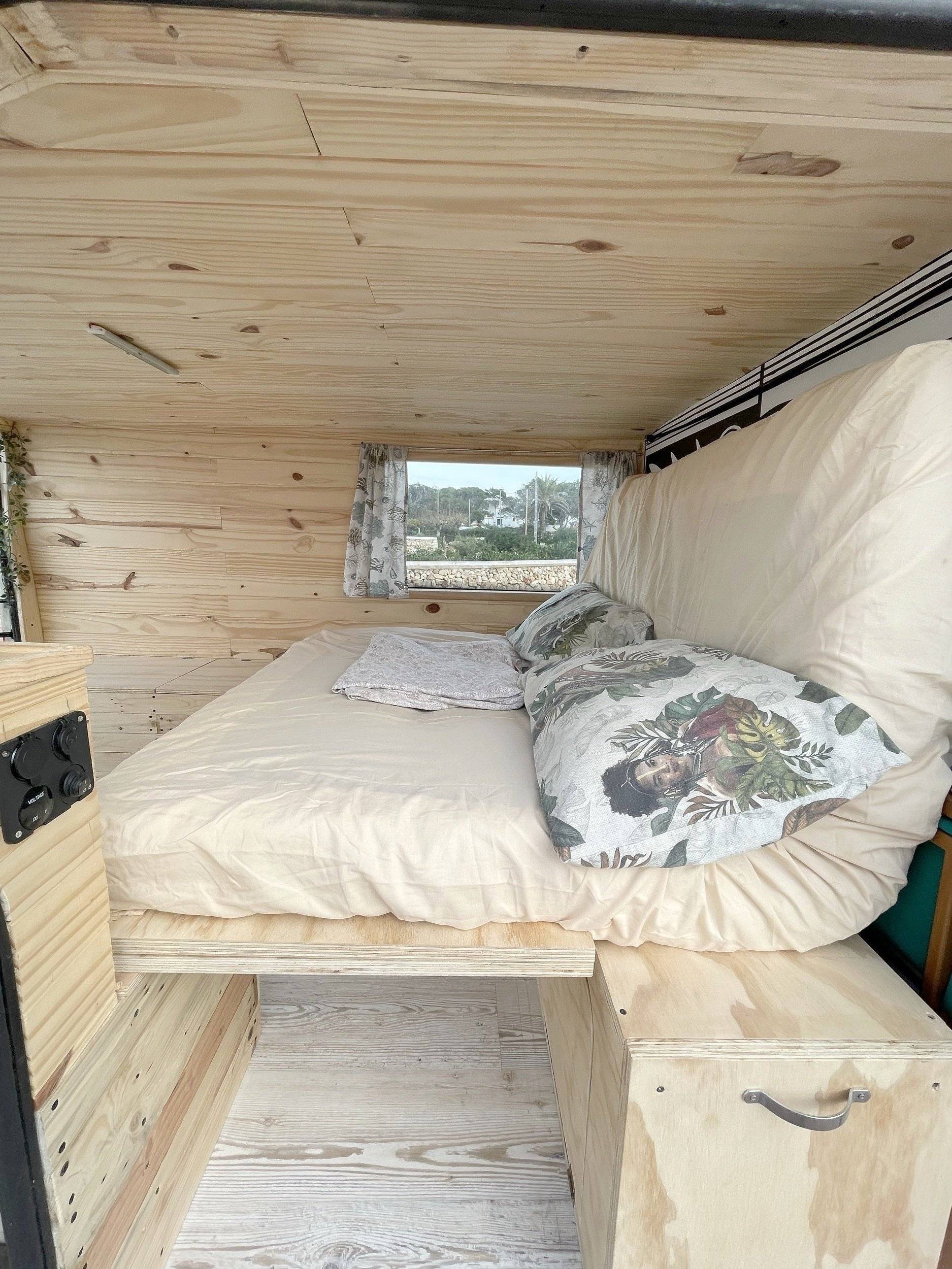 Berth Ford FORD TRANSIT D3F-SRW/260 KOMBI 6 MAN - Yescapa